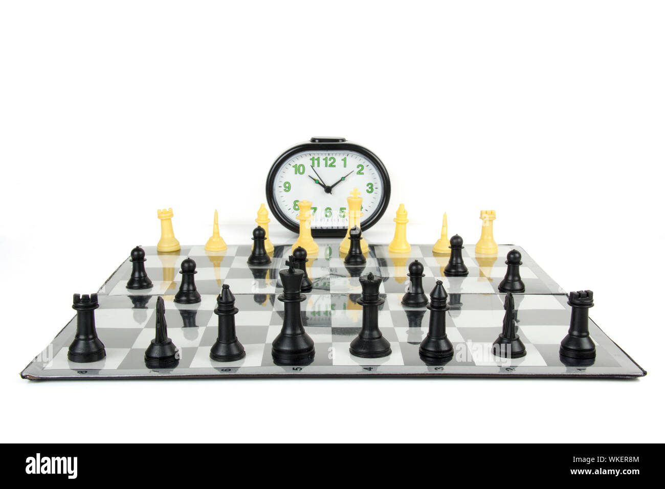 Schachbrett und Timer einrichten auf Tisch Stockfoto