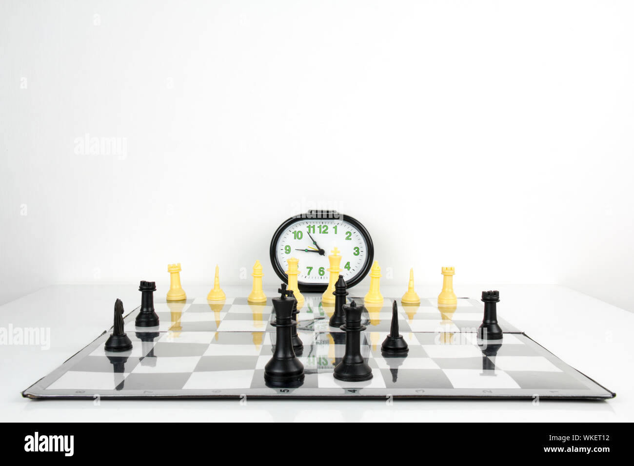 Schachbrett und Timer einrichten auf Tisch Stockfoto