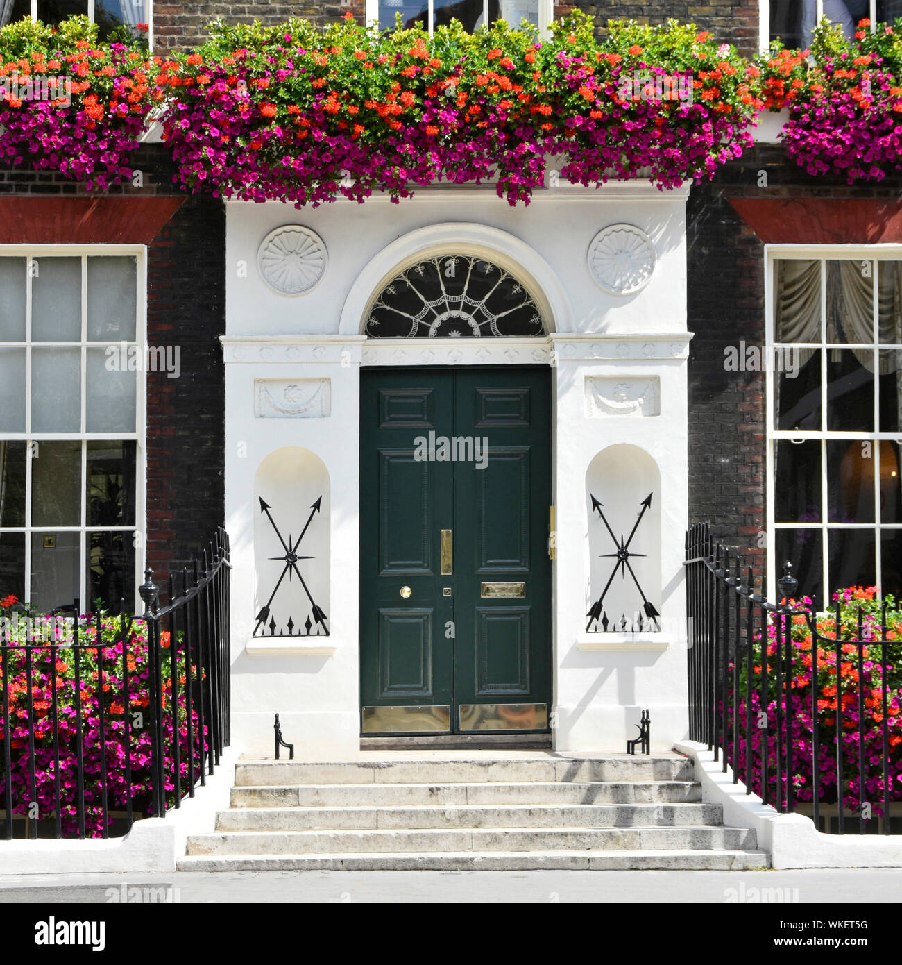 Nummer 1 Bedford Square Georgian House mit den Schritten bis schwarz Paar vordere Tür & bunten Sommer petunia Blumen, Bloomsbury, Camden London England Großbritannien Stockfoto