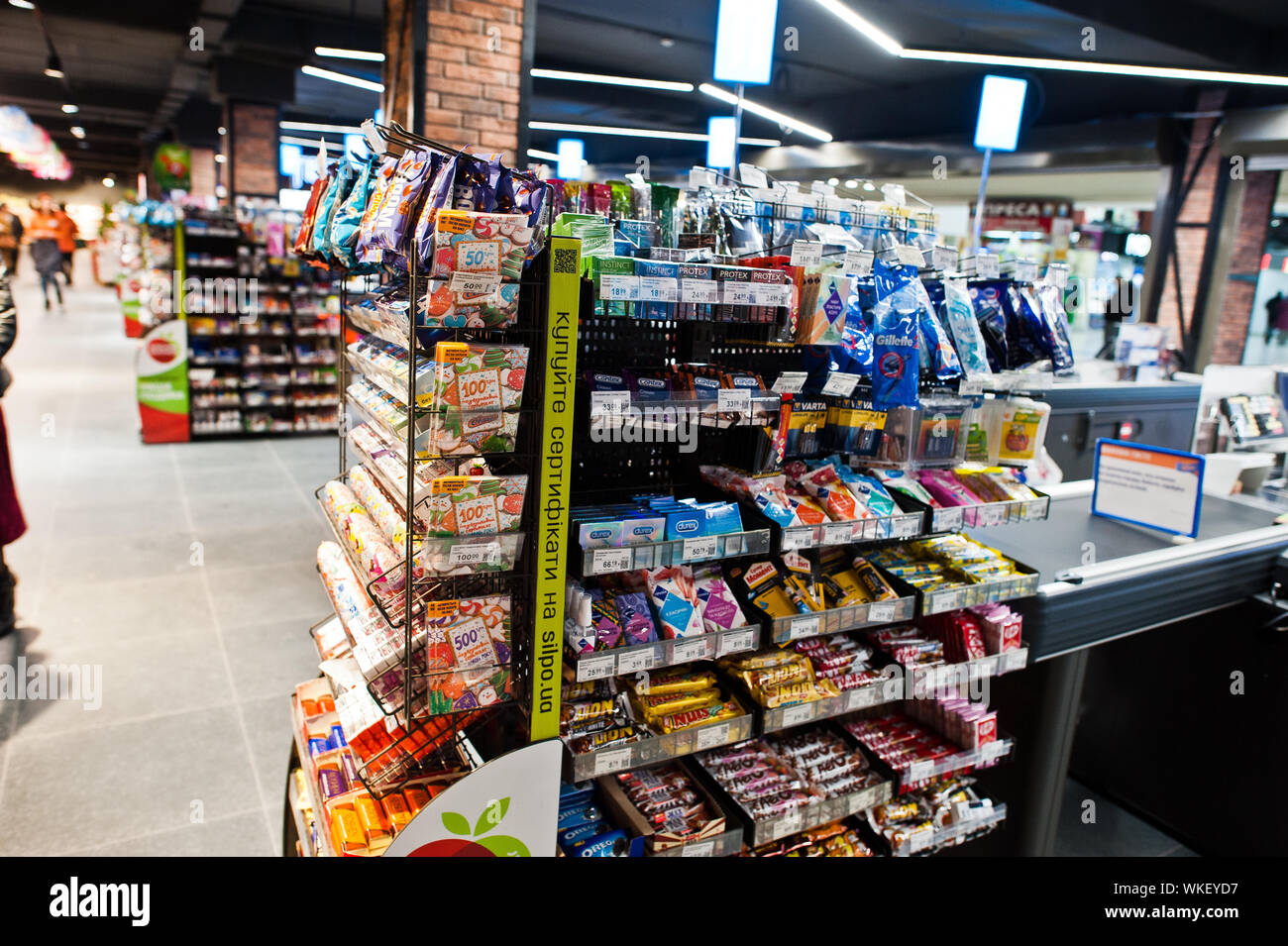 Kiew, Ukraine - 4. September 2019: Silpo Supermarkt. Kasse Band mit Ware auf dem Markt. Stockfoto