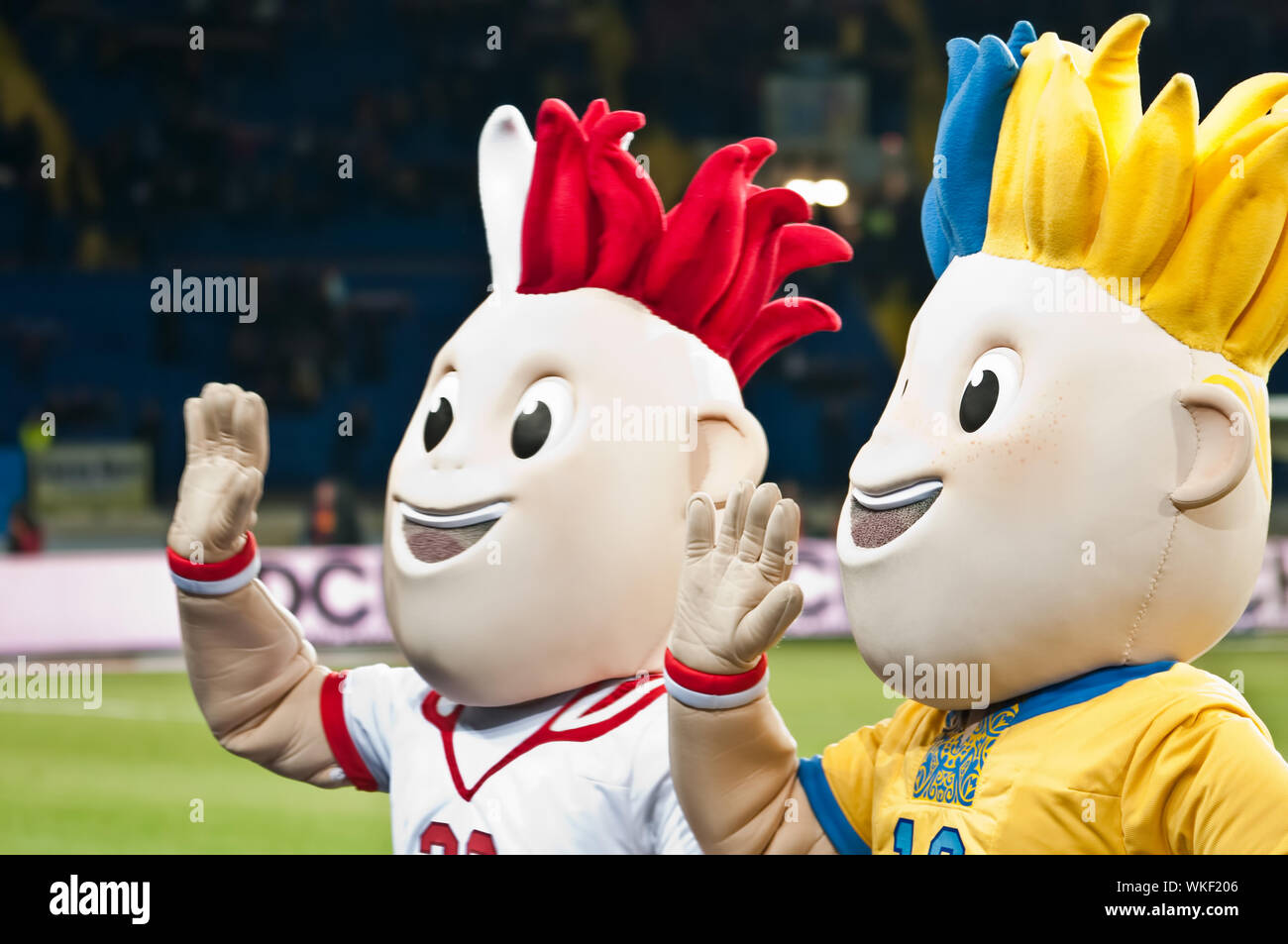 KHARKOV, MA - 27. NOVEMBER: Präsentation der Symbole der WM 'Euro 2010' vor dem Fußballspiel im Stadion bin etalist" in Charkow KEINE Stockfoto