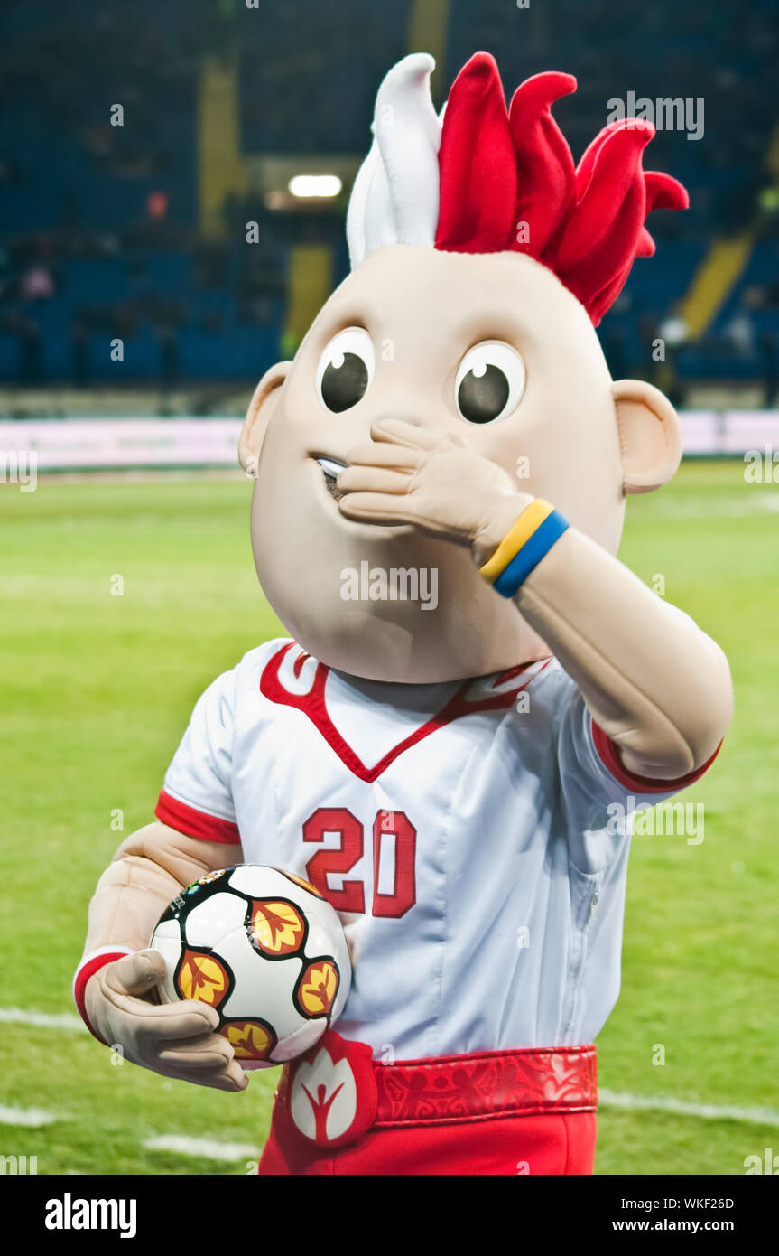 KHARKOV, MA - 27. NOVEMBER: Präsentation der Symbole der WM 'Euro 2010' vor dem Fußballspiel im Stadion bin etalist" in Charkow KEINE Stockfoto