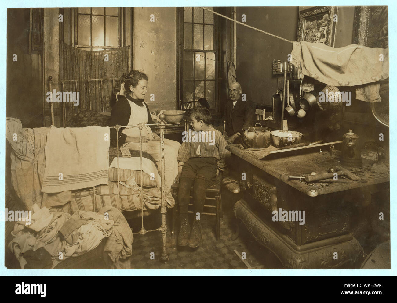 Jimmie Chinquanana, 11 Hamilton Street, New York. In dunklen, inneren Zimmer seines Hauses, in der Rückseite der speichern. Er ist das neunte Kind, von denen sechs tot sind. Vater missbraucht die Frau; Getränke. Junge unter Bodenniveau; ist manchmal schlecht. Weitere Daten, die in Ihren Dateien; #894 Krankenschwester Investigator Records, Abteilung des öffentlichen Wohltätigkeitsorganisationen. Abstract: Fotografien aus den Aufzeichnungen des Nationalen Kinderarbeit Committee (USA) Stockfoto