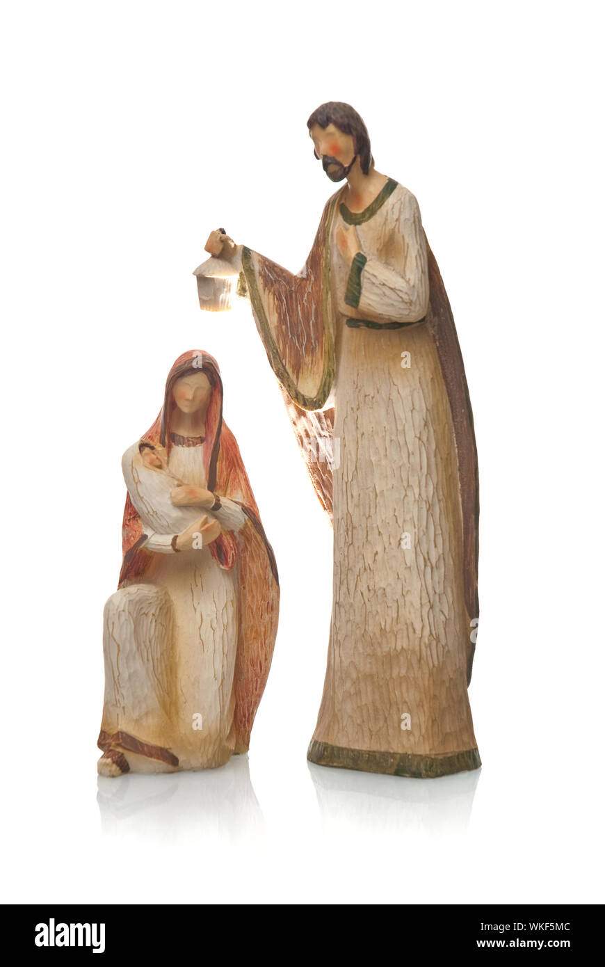 Weihnachtskrippe isoliert auf weißen Statuetten, Maria, Jesus und Joseph darstellt. Stockfoto