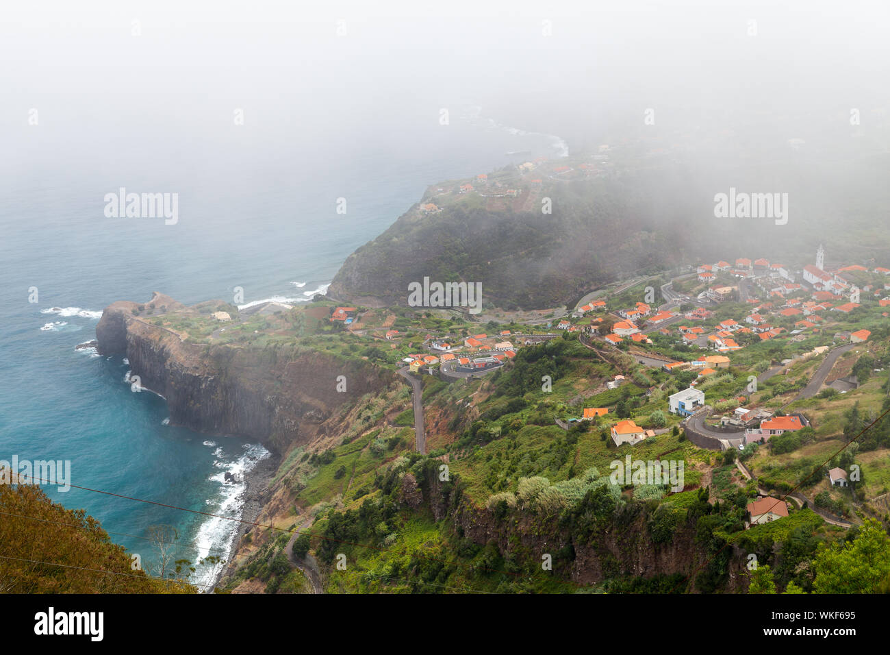 Vogelperspektive Küstenlandschaft von Faial, eine Gemeinde in der Gemeinde von Santana Madeira entlang der nördlichen Küste der Insel Mad entfernt Stockfoto