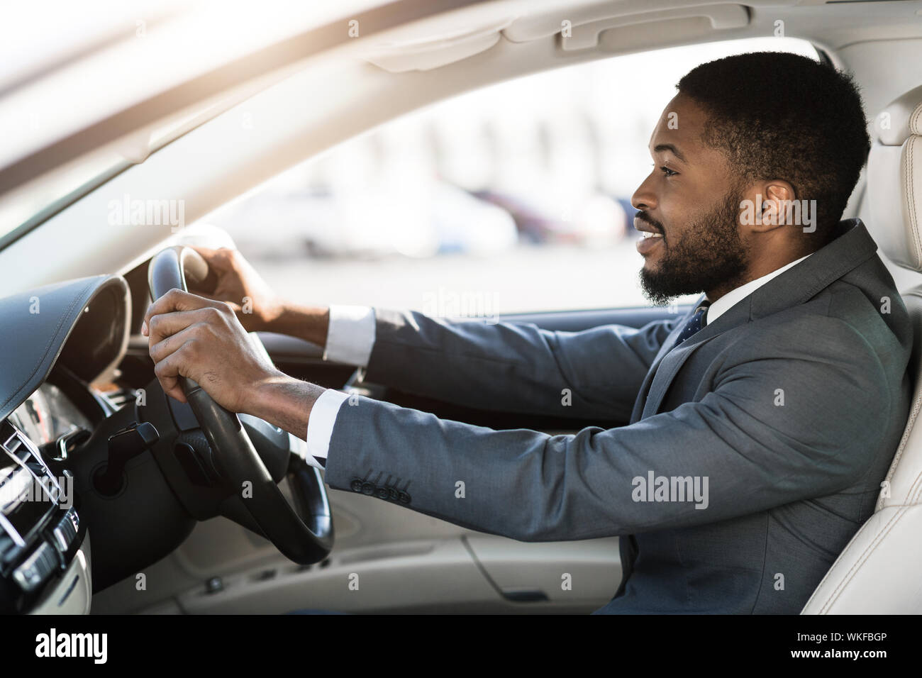 Fahren mit Vergnügen. Afro Mann in formale Auto Stockfoto