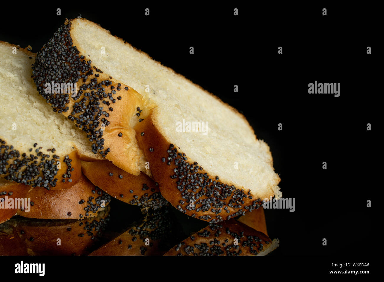 Nahaufnahme von drei Schichten von twisted Mohn Brötchen auf schwarzem Glas isoliert Stockfoto