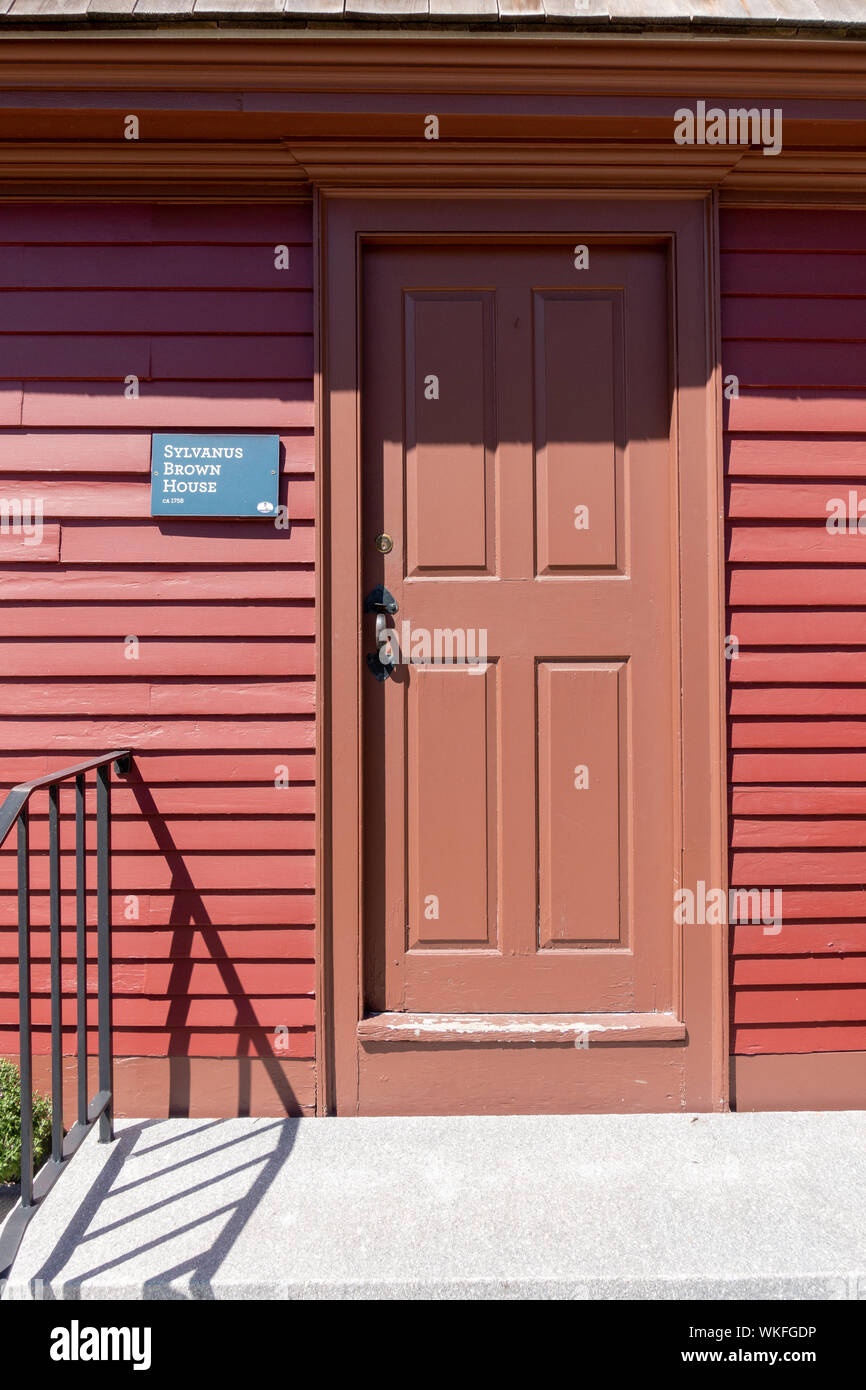 Rote Tür zum Sylvanus braunes Haus an der Slater Mill Historic Site in Pawtucket, Rhode Island Stockfoto