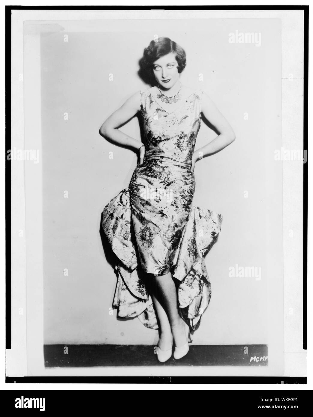 Joan Crawford, full-length Portrait, stehend, nach vorne/MGMP Stockfoto
