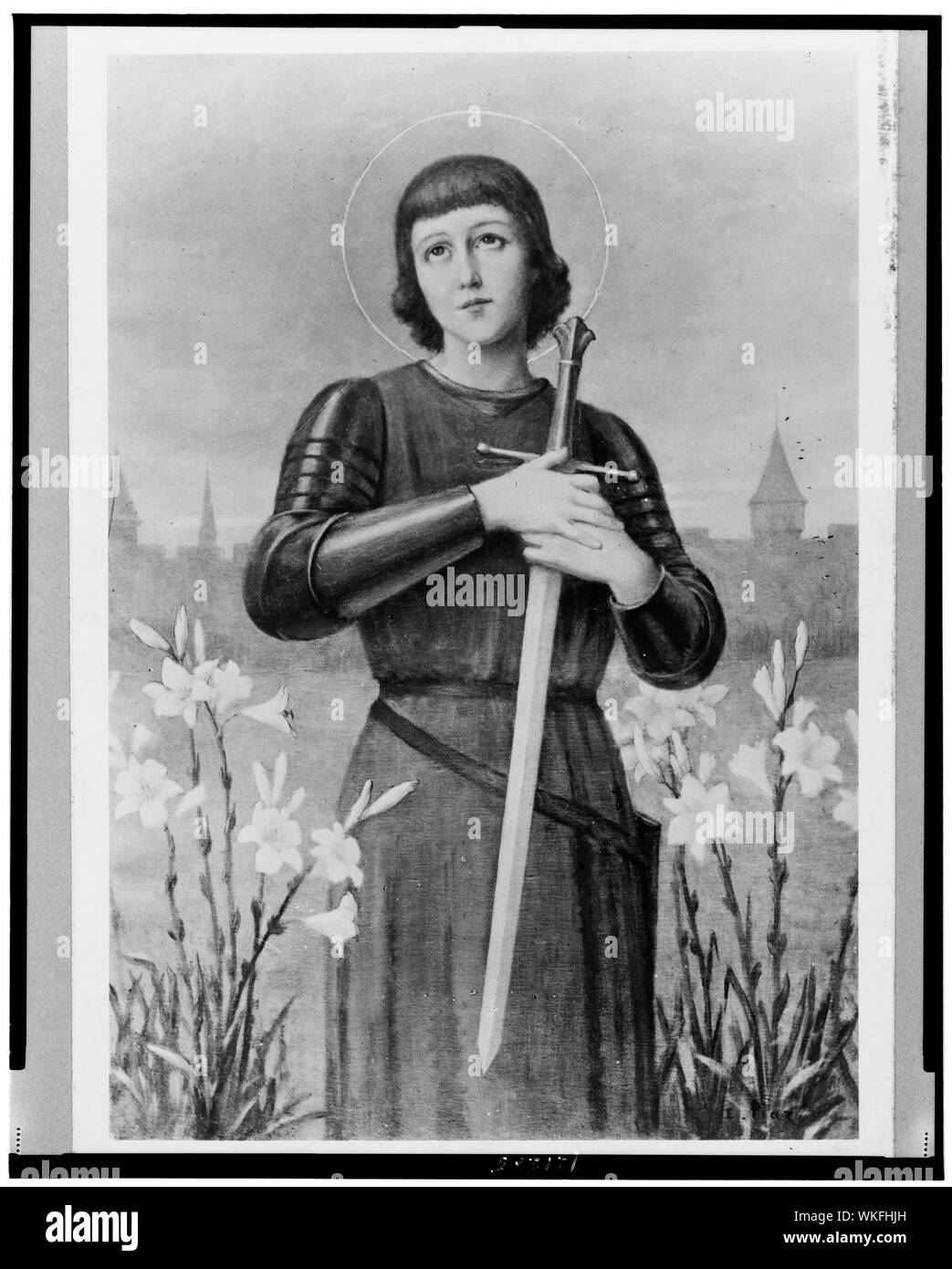 Jeanne d'Arc, drei viertel länge Porträt, stehen im Feld, nach vorne, umklammerte das Schwert auf die Brust Stockfoto