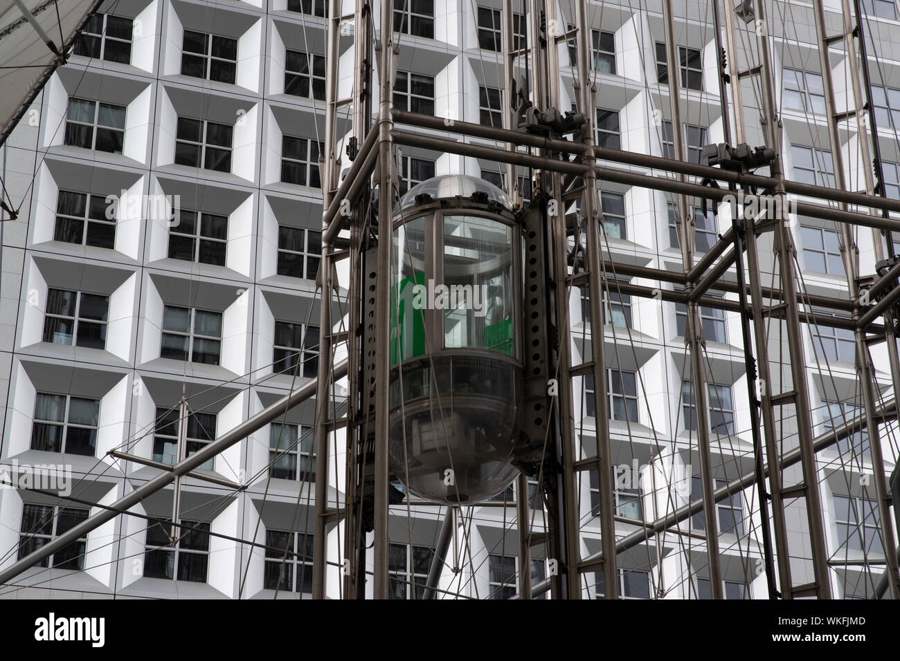 Detail eines modernen Gebäudes mit Aufzug Stockfoto