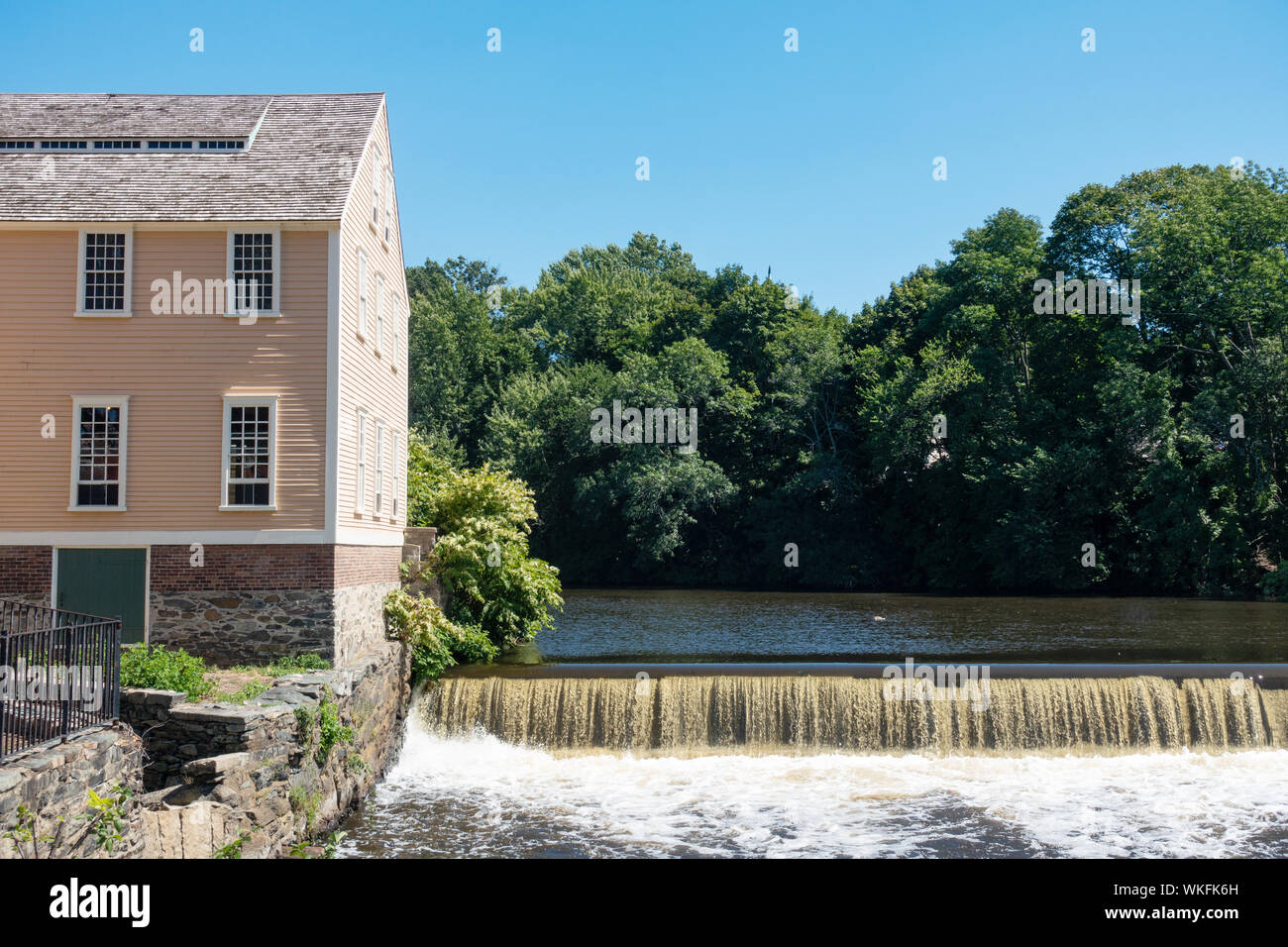 Damm Slater Mühle, ca. 1793, Historic Site textile Baumwollspinnerei Museum auf dem Blackstone River in Pawtucket, Rhode Island mit Arkwright System Stockfoto
