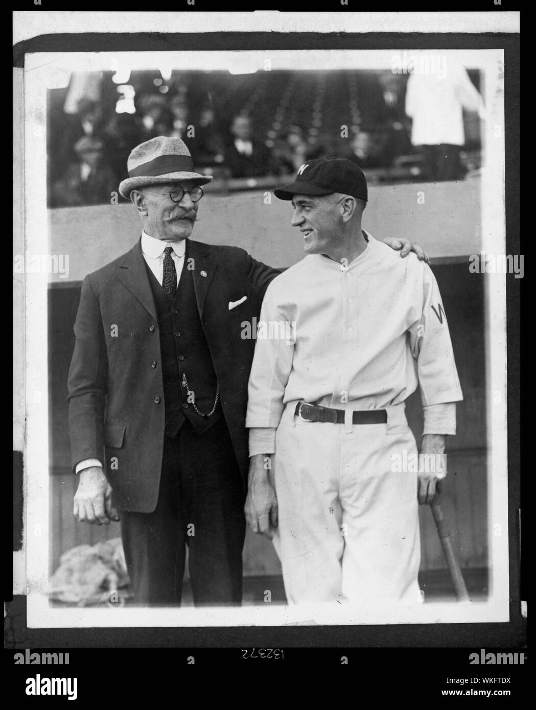 Joe Richter und sein Vater in der World Series Baseball Spiel, Washington, D.C., 1924 Stockfoto