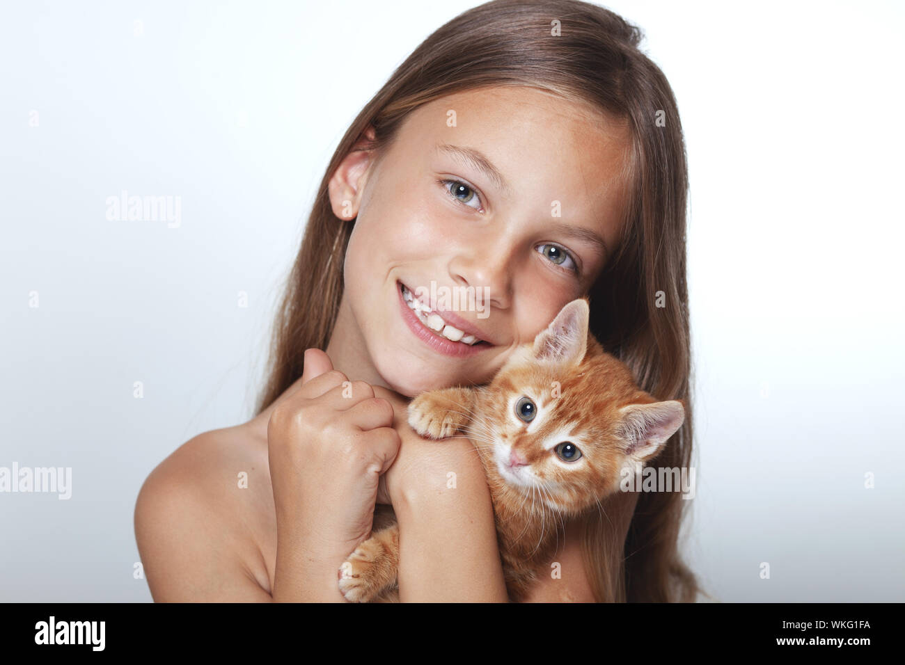 Junge Mädchen mit Kätzchen Stockfoto