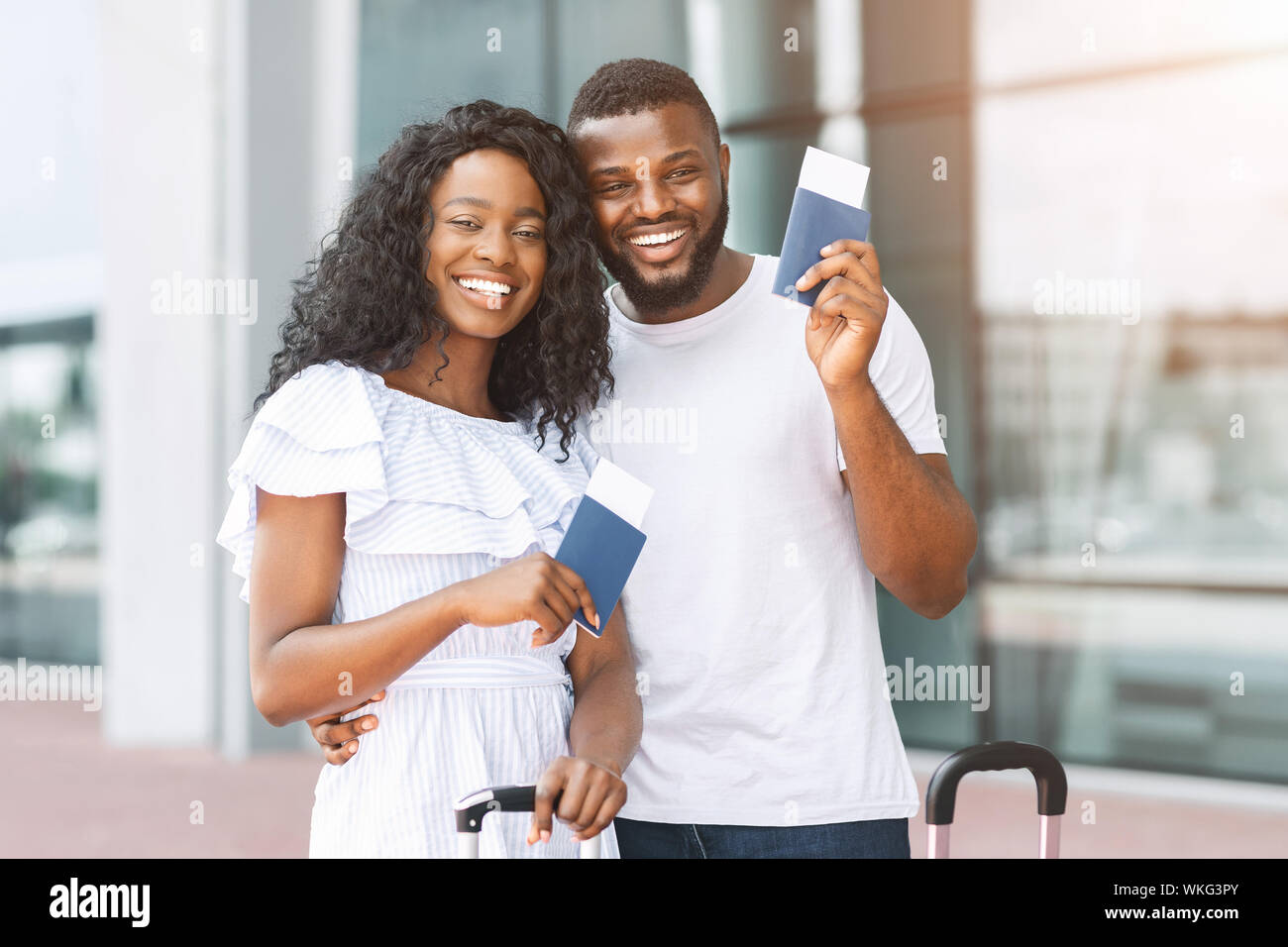 Fröhlich afrikanische amerikanische Jungvermählten gehen zu reisen Stockfoto