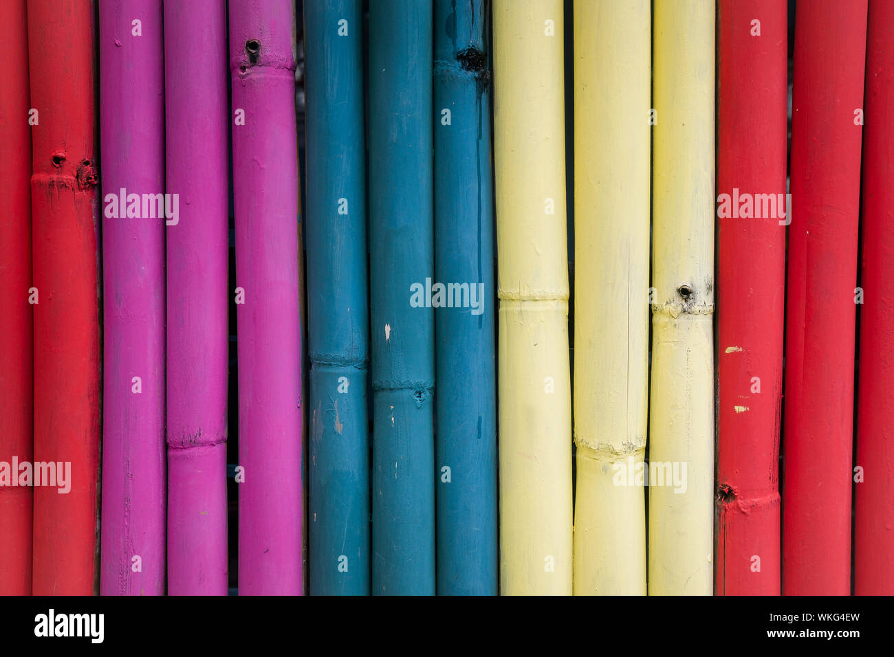 Bunt bemalten Bambus Zaun, kreativen Hintergrund, Dekoration, vertikale  Linien. Minimalismus Konzept, lebendige Farben Stockfotografie - Alamy