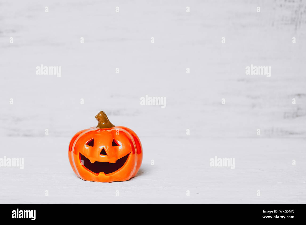 Orange ghost Pumpkins auf grunge Rusty weiß Holz- borad Hintergrund mit Kopie Platz für Ihren Text. halloween Hintergrund minimalen Begriff. Stockfoto