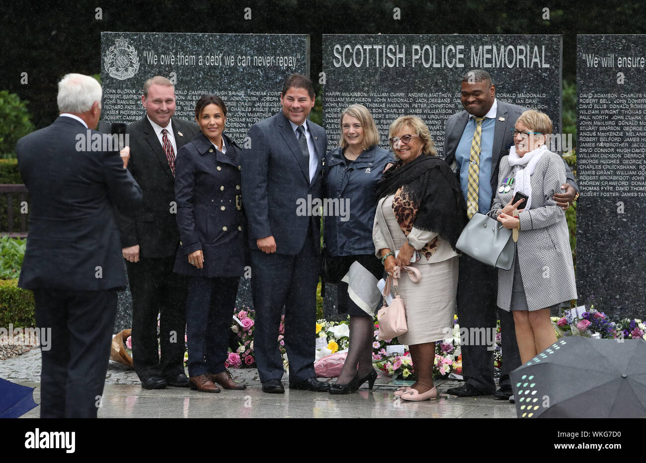 Vertreter der United States Secret Service neben Christine Fulton (4. links) Treuhänder der schottischen Polizei Memorial Trust, nach der die schottische Polizei Trauerfeier an der Polizei Schottland Hauptsitz am Tulliallan. Stockfoto