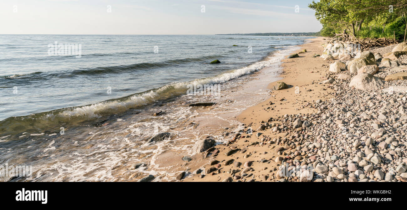 Leeren, weißen Sand Strand im Sommer, in der Nähe des Nationalpark Stenshuvud, Osterlen, Skane, Schweden, Skandinavien. Stockfoto