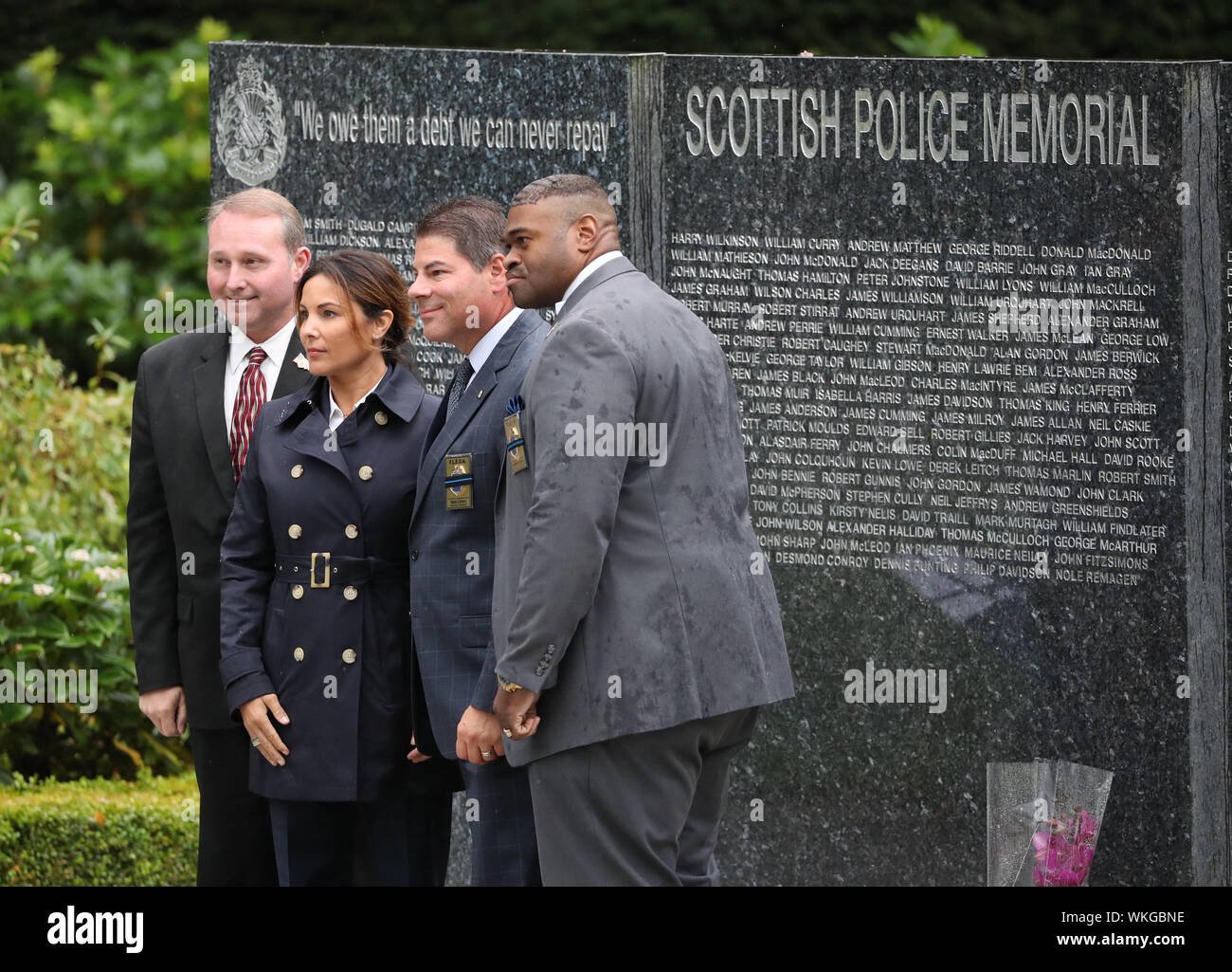 Vertreter der United States Secret Service haben ihr Bild, in der die schottische Polizei Memorial nach einem Gedenkgottesdienst an der Polizei Schottland Hauptsitz am Tulliallan. PA-Foto. Bild Datum: Mittwoch, 4. September 2019. Die jährliche Veranstaltung, wird von den Familien der Offiziere, die auf Aufgabe in Schottland gestorben teilgenommen haben, sowie leitende Beamte und Politiker. In diesem Jahr die Verfassung der schottischen Polizei Memorial Trust wurde geändert die Namen all derer, die auf Aufgabe während starb mit einem polizeilichen Agentur in Schottland, das auch auf dem Mahnmal am Tul aufgenommen werden können. Stockfoto Vertreter der United States Secret Service haben ihr Bild, in der die schottische Polizei Memorial nach einem Gedenkgottesdienst an der Polizei Schottland Hauptsitz am Tulliallan. PA-Foto. Bild Datum: Mittwoch, 4. September 2019. Die jährliche Veranstaltung, wird von den Familien der Offiziere, die auf Aufgabe in Schottland gestorben teilgenommen haben, sowie leitende Beamte und Politiker. In diesem Jahr die Verfassung der schottischen Polizei Memorial Trust wurde geändert die Namen all derer, die auf Aufgabe während starb mit einem polizeilichen Agentur in Schottland, das auch auf dem Mahnmal am Tul aufgenommen werden können. Stockfoto