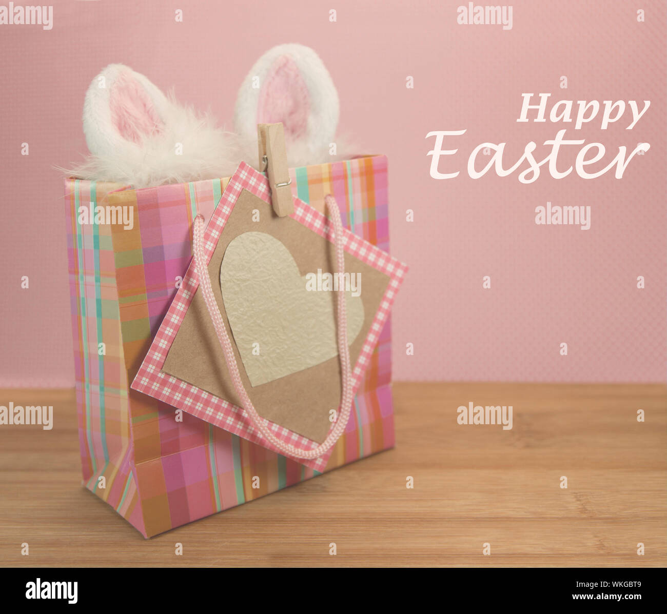 Frohe Ostern Einkaufstasche mit Hasenohren und Karte. Stockfoto