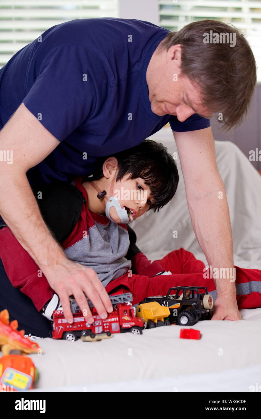 Stattliche Vater spielen Autos mit behinderten Sohn Stockfoto
