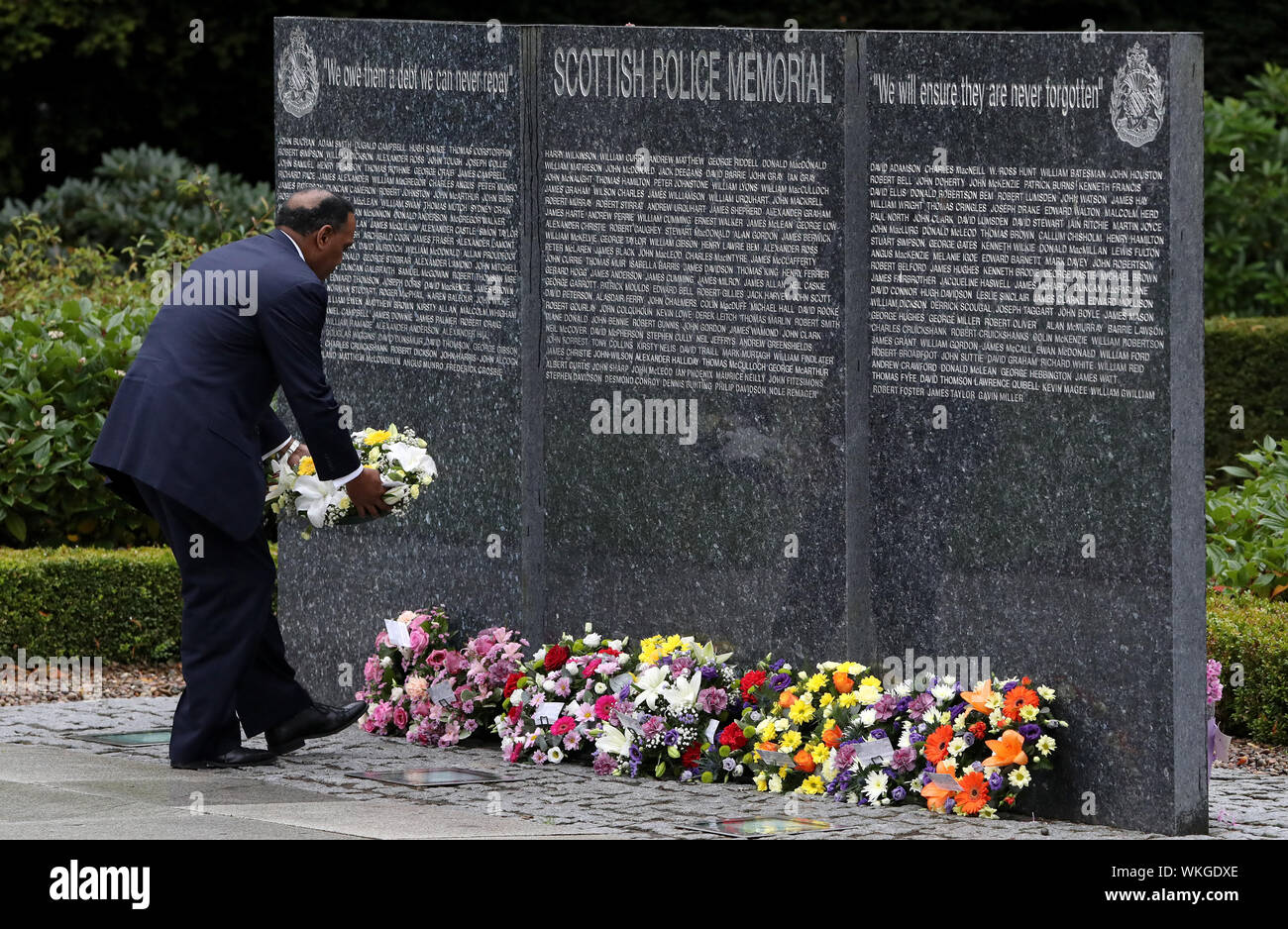 Faron Paramore, Assistant Director, United States Secret Service legt einen Kranz während der schottischen Polizei Trauerfeier an der Polizei Schottland Hauptsitz am Tulliallan. PA-Foto. Bild Datum: Mittwoch, 4. September 2019. Die jährliche Veranstaltung, wird von den Familien der Offiziere, die auf Aufgabe in Schottland gestorben teilgenommen haben, sowie leitende Beamte und Politiker. In diesem Jahr die Verfassung der schottischen Polizei Memorial Trust wurde geändert die Namen all derer, die auf Aufgabe während starb mit einem polizeilichen Agentur in Schottland, das auch auf dem Denkmal an Tulliallan aufgenommen werden zu können. Siehe PA Stockfoto