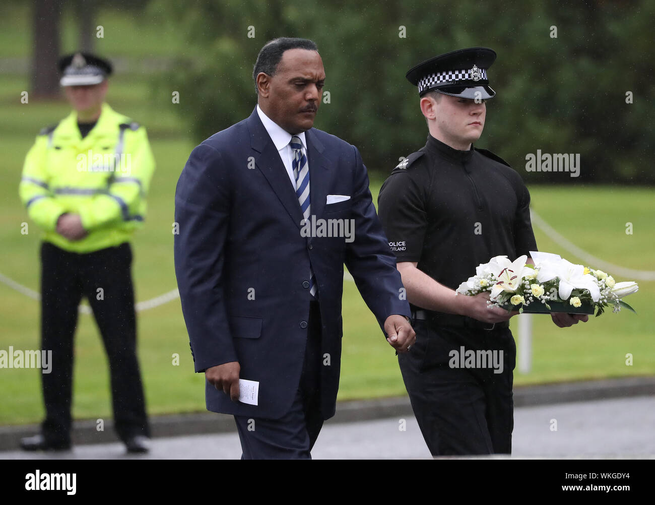 Faron Paramore, Assistant Director, United States Secret Service legt einen Kranz während der schottischen Polizei Trauerfeier an der Polizei Schottland Hauptsitz am Tulliallan. PA-Foto. Bild Datum: Mittwoch, 4. September 2019. Die jährliche Veranstaltung, wird von den Familien der Offiziere, die auf Aufgabe in Schottland gestorben teilgenommen haben, sowie leitende Beamte und Politiker. In diesem Jahr die Verfassung der schottischen Polizei Memorial Trust wurde geändert die Namen all derer, die auf Aufgabe während starb mit einem polizeilichen Agentur in Schottland, das auch auf dem Denkmal an Tulliallan aufgenommen werden zu können. Siehe PA Stockfoto