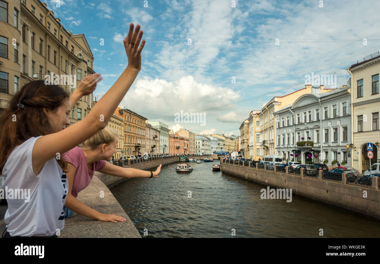 Glückliche junge Leute an Touristen auf dem Fluss Moyka, Sankt Petersburg, Russland. Stockfoto