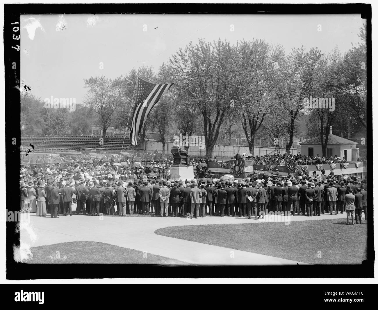 Foto von der Masse um die Statue Bischof John Carroll an der Georgetown Universität während seiner Einweihung am 4. Mai 1912 Stockfoto