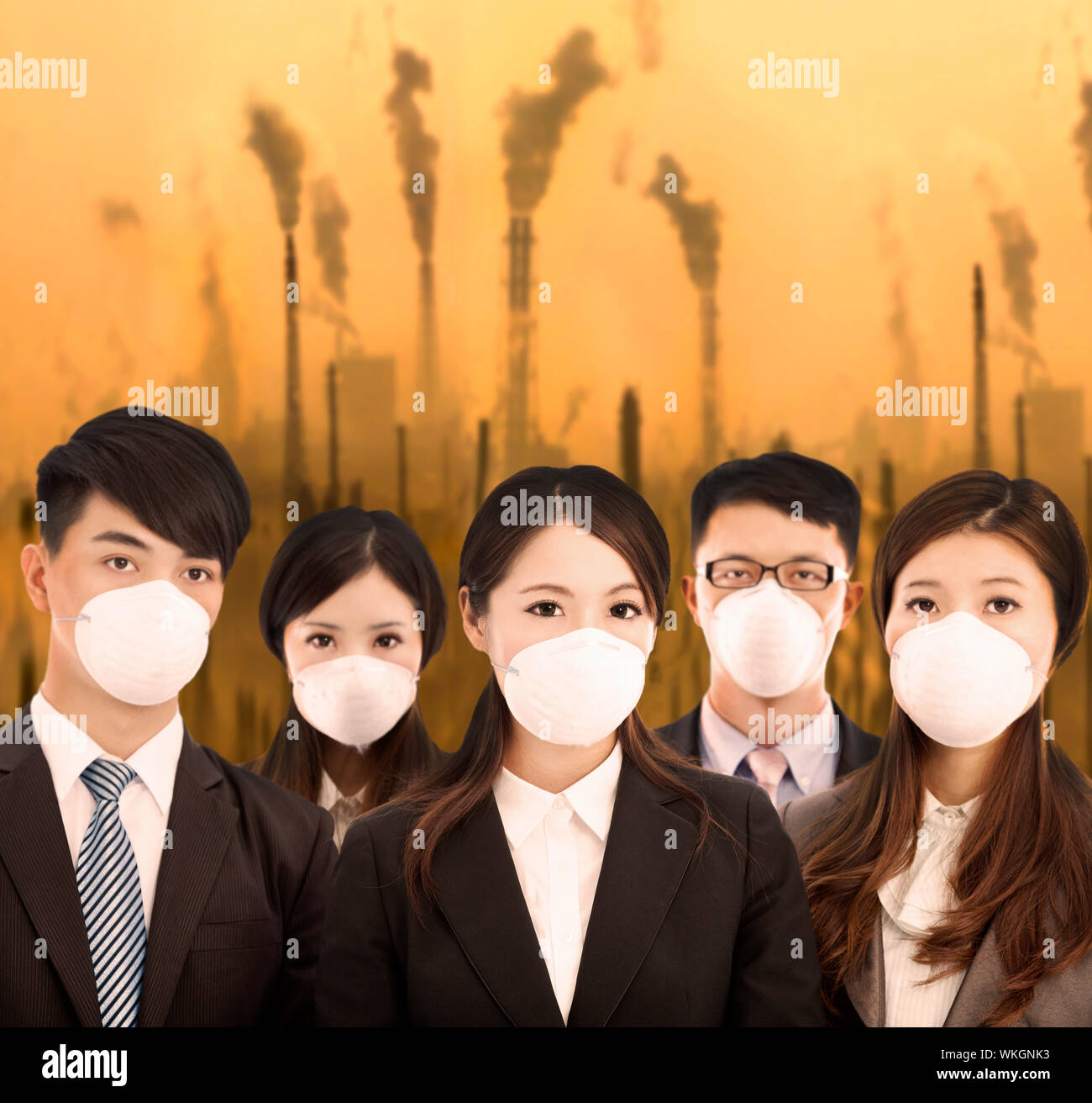 Geschäftsleute trug eine Maske mit Luftverschmutzung Hintergrund Stockfoto
