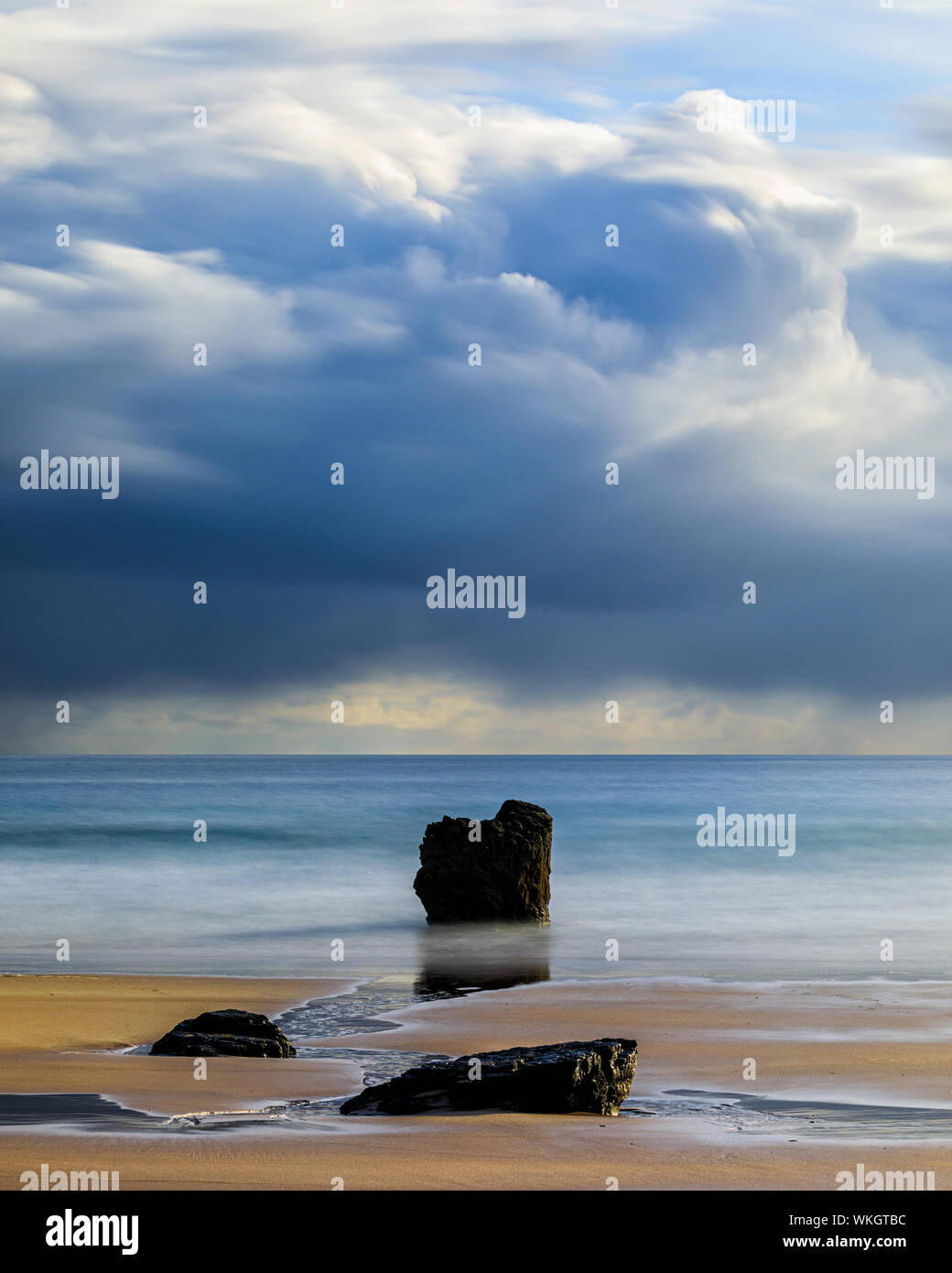 Eine lange Belichtung Foto von einem Sturm aus brauen Meer mit Wellen brechen auf den Felsen am Strand in Sango Bay in Durness. Blätter von Ra Stockfoto