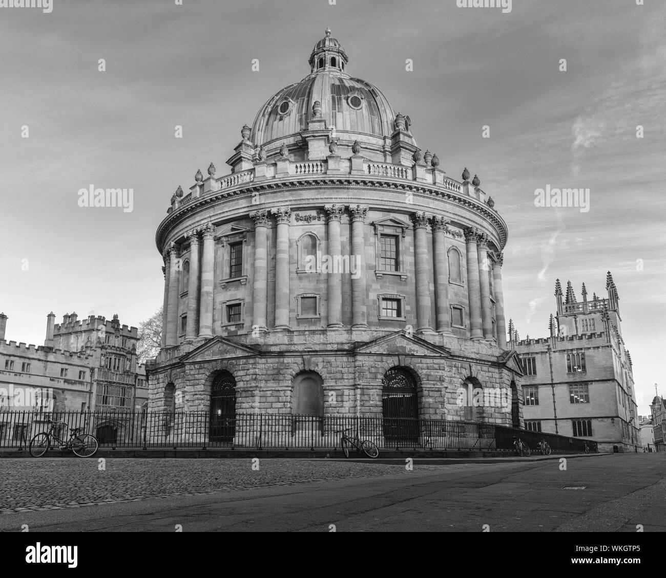Die Radcliffe Camera liegt im Herzen von Oxford gelegen, steht hinter der alten Bodleian Library. Hier sehen Sie, wie die Sonne steigt. Stockfoto