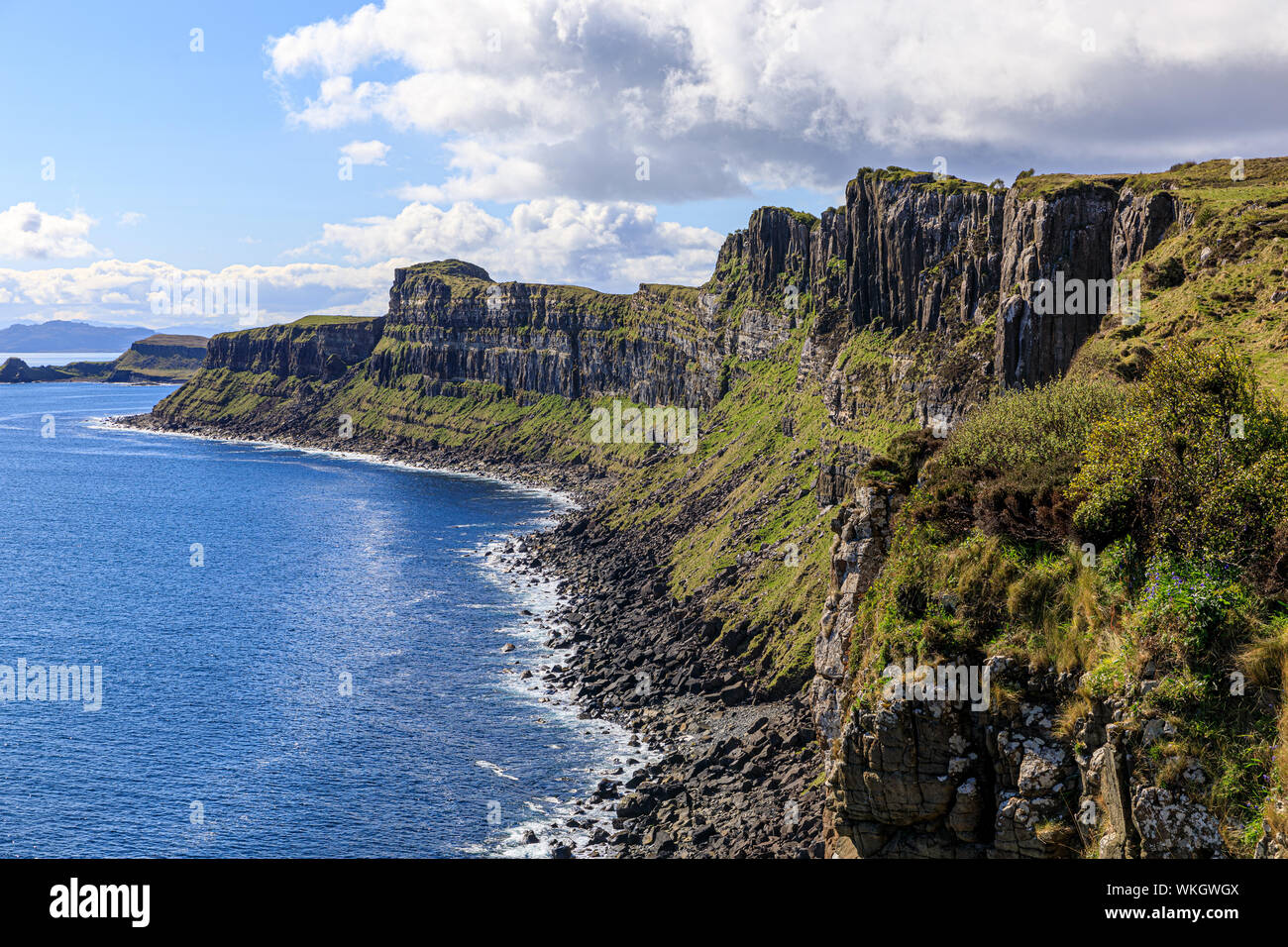 Die verwitterte und imposanten Klippen an der nordöstlichen Küste der Insel Skye, Schottland, Großbritannien. Stockfoto