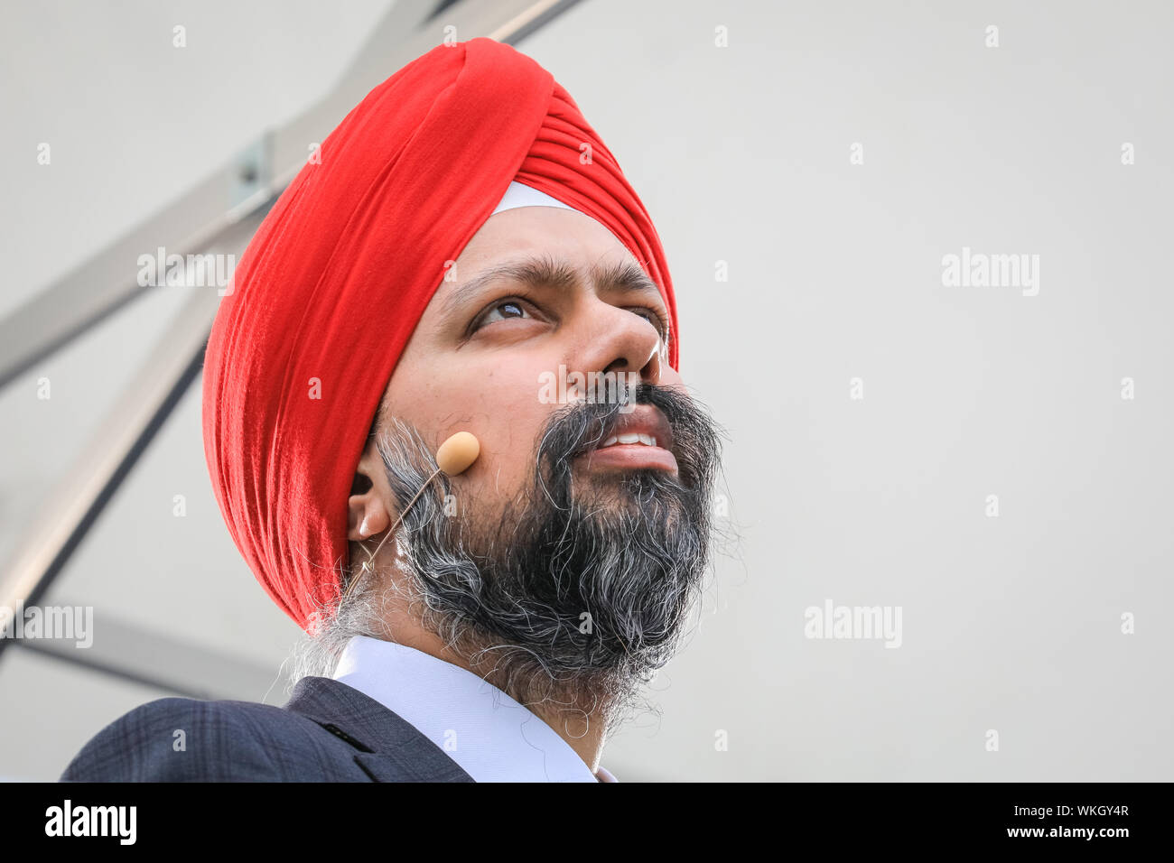 Westminster, London, 04. Sep 2019. Sikh MP Tan Dhesi (Tanmanjeet Singh Dhesi), heute herausgefordert, Boris Johnson für Kommentare seine 'Letterbox' über Frauen, die Gesicht Schleier in Prime Minister's Fragen im Parlament tragen zu entschuldigen, und erhielt Applaus. Die Labour MP wird hier auf College Green interviewt. Credit: Imageplotter/Alamy leben Nachrichten Stockfoto