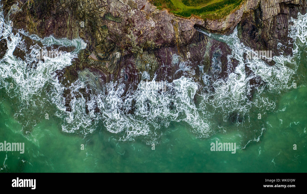 Ein Luftbild von Wellen, die von Cornwall. Stockfoto