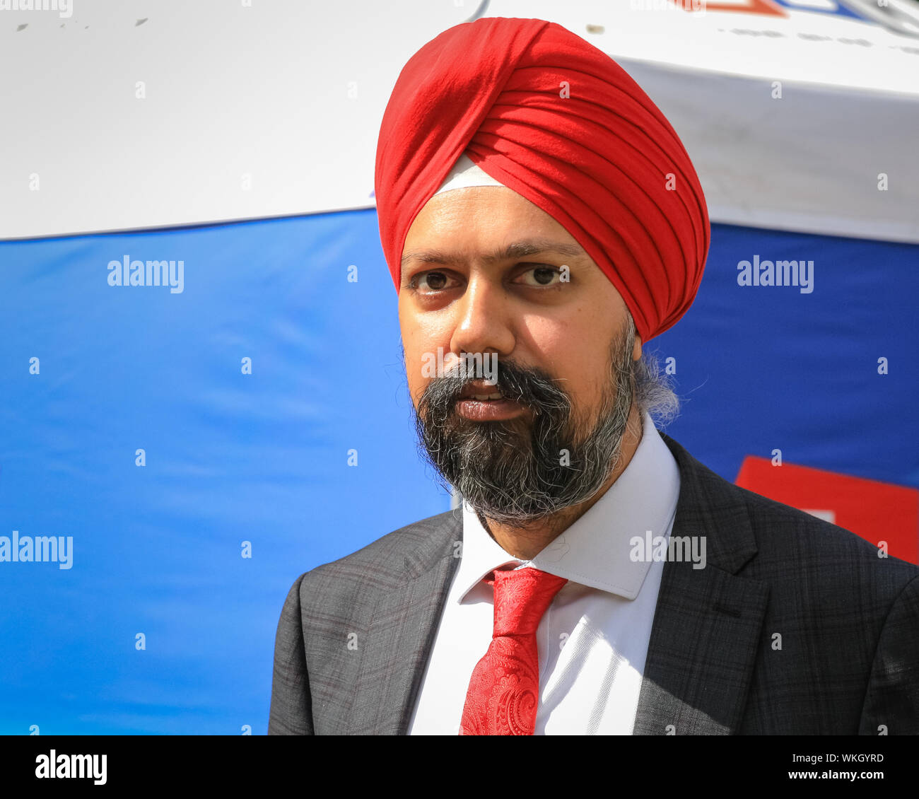 Westminster, London, 04. Sep 2019. Sikh MP Tan Dhesi (Tanmanjeet Singh Dhesi), heute herausgefordert, Boris Johnson für Kommentare seine 'Letterbox' über Frauen, die Gesicht Schleier in Prime Minister's Fragen im Parlament tragen zu entschuldigen, und erhielt Applaus. Die Labour MP wird hier auf College Green interviewt. Credit: Imageplotter/Alamy leben Nachrichten Stockfoto