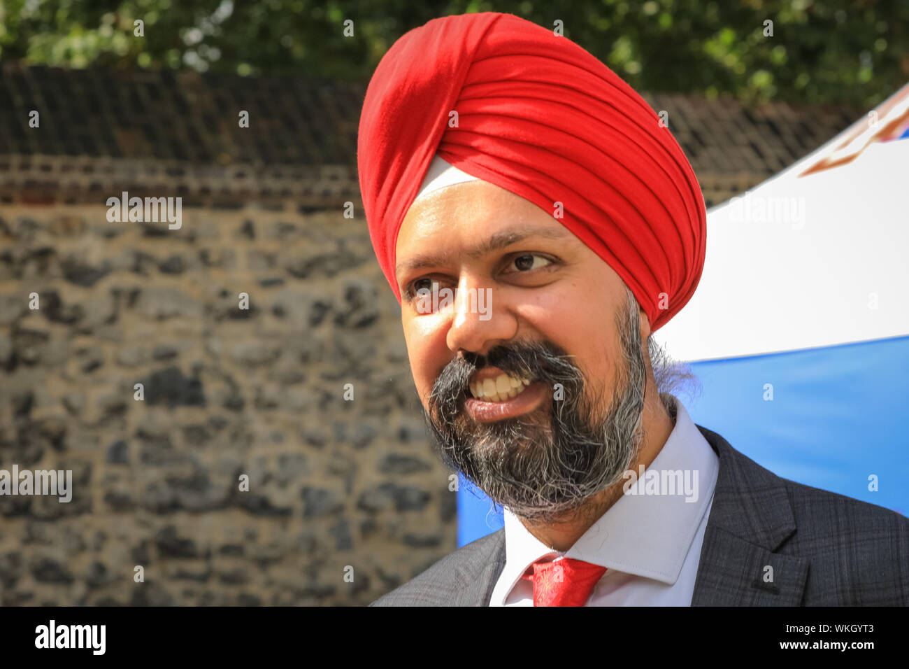 Westminster, London, 04. Sep 2019. Sikh MP Tan Dhesi (Tanmanjeet Singh Dhesi), heute herausgefordert, Boris Johnson für Kommentare seine 'Letterbox' über Frauen, die Gesicht Schleier in Prime Minister's Fragen im Parlament tragen zu entschuldigen, und erhielt Applaus. Die Labour MP wird hier auf College Green interviewt. Credit: Imageplotter/Alamy leben Nachrichten Stockfoto