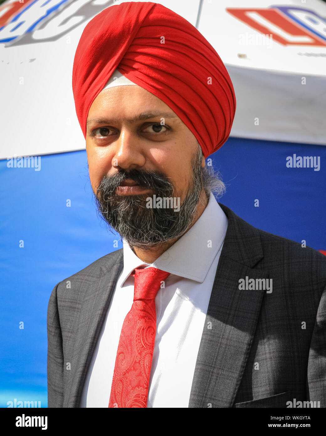 Westminster, London, 04. Sep 2019. Sikh MP Tan Dhesi (Tanmanjeet Singh Dhesi), heute herausgefordert, Boris Johnson für Kommentare seine 'Letterbox' über Frauen, die Gesicht Schleier in Prime Minister's Fragen im Parlament tragen zu entschuldigen, und erhielt Applaus. Die Labour MP wird hier auf College Green interviewt. Credit: Imageplotter/Alamy leben Nachrichten Stockfoto