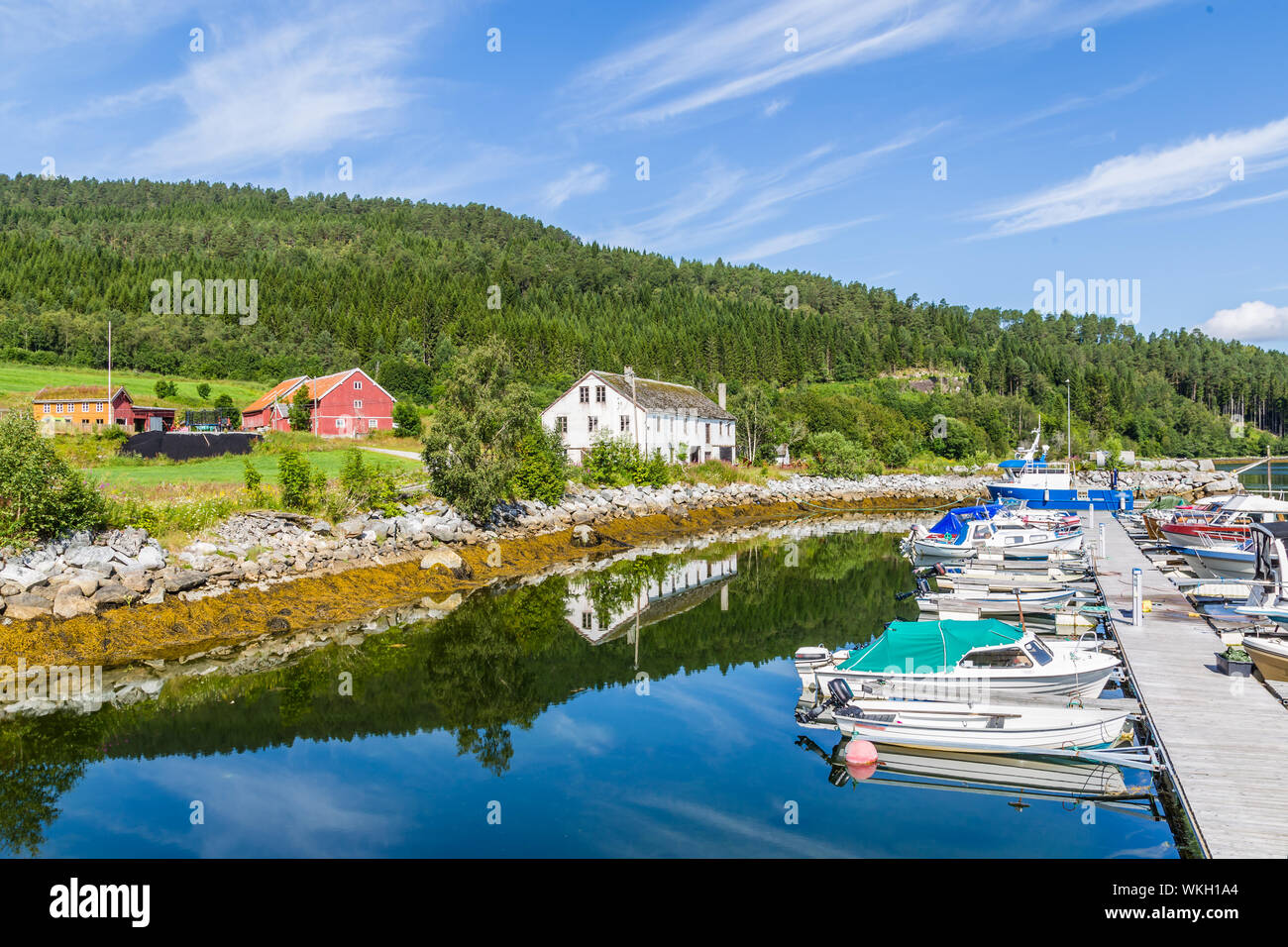 Pictureseque kleines Fischerdorf Eidsora entlang Tingvollfjorden in Mehr og Romsdal County in Norwegen Stockfoto