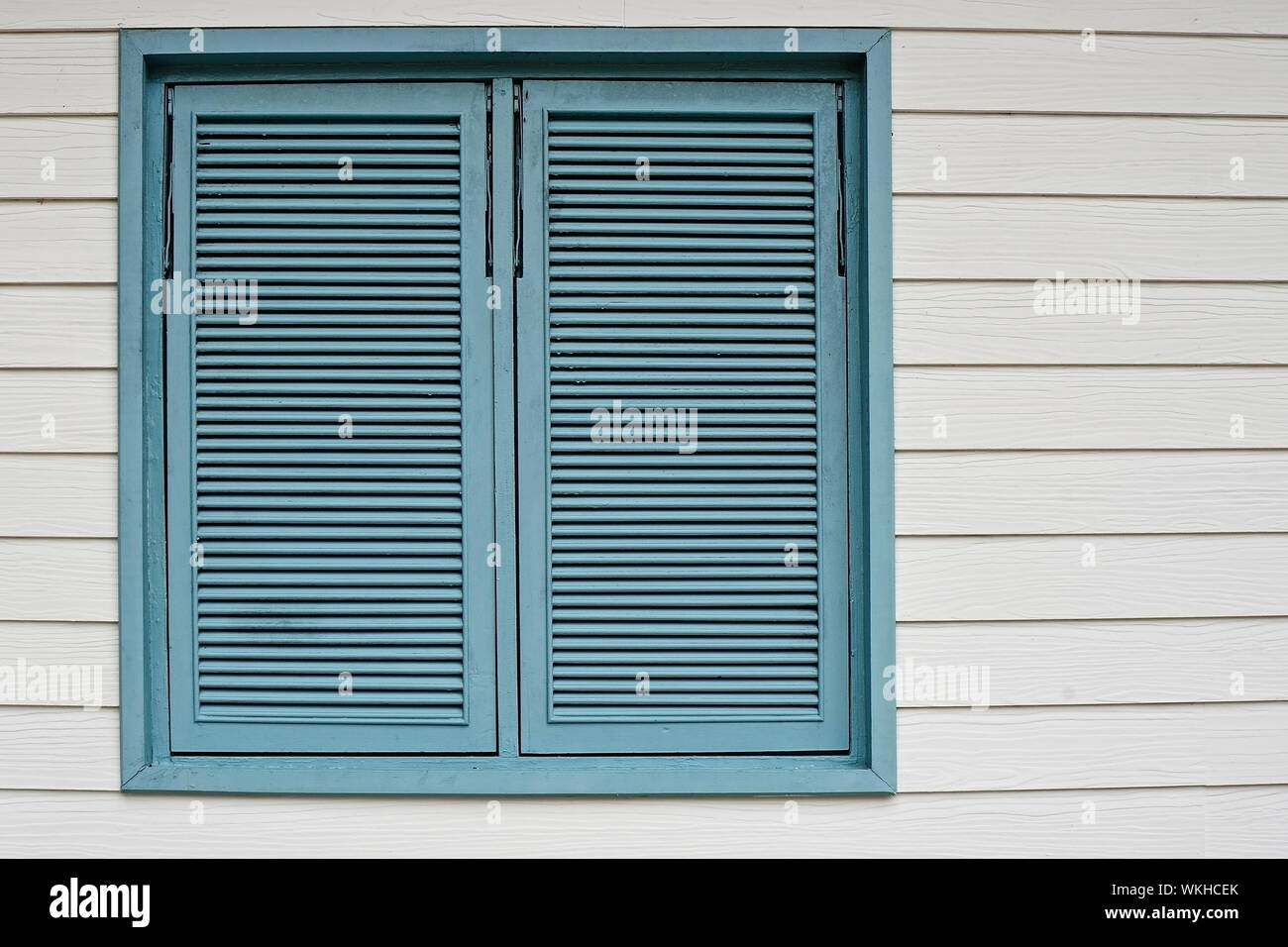 Schöne Cyan Holzfenster auf weißem Holz Hintergrund Stockfoto