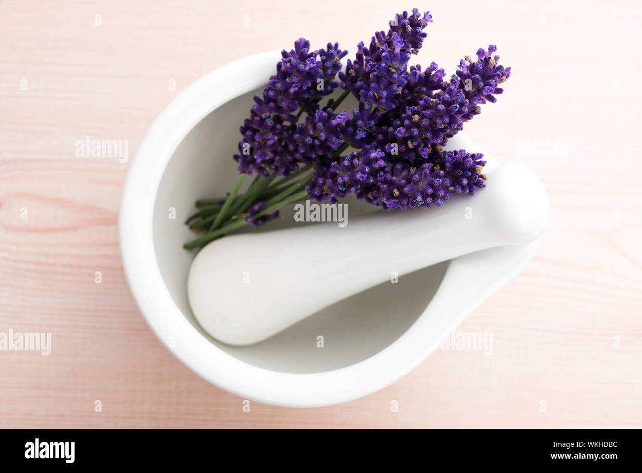 Lavendel Blumen in einem Mörser Stockfoto