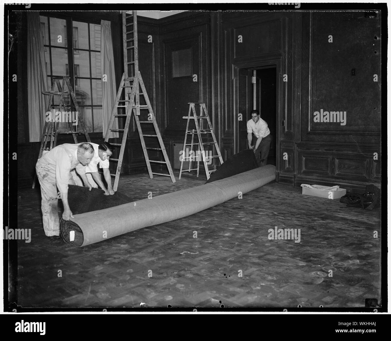 John L. Lewis erhält neuen Viertel. Washington, D.C., 31.12.27. Arbeiter sehen Sie hier den letzten Schliff auf das neue Büro bald von John Lewis, Präsident der United Mine Workers belegt zu sein, und der C.I.O. Das Büro befindet sich im neuen U.M.W. Gebäude, weniger als drei Blocks vom Weißen Haus entfernt. Ehemals Zentrale der Universität Verein, das Gebäude wurde komplett von innen und außen renoviert, da die Grube Arbeiter es über mehrere Monate zurückliegt Stockfoto