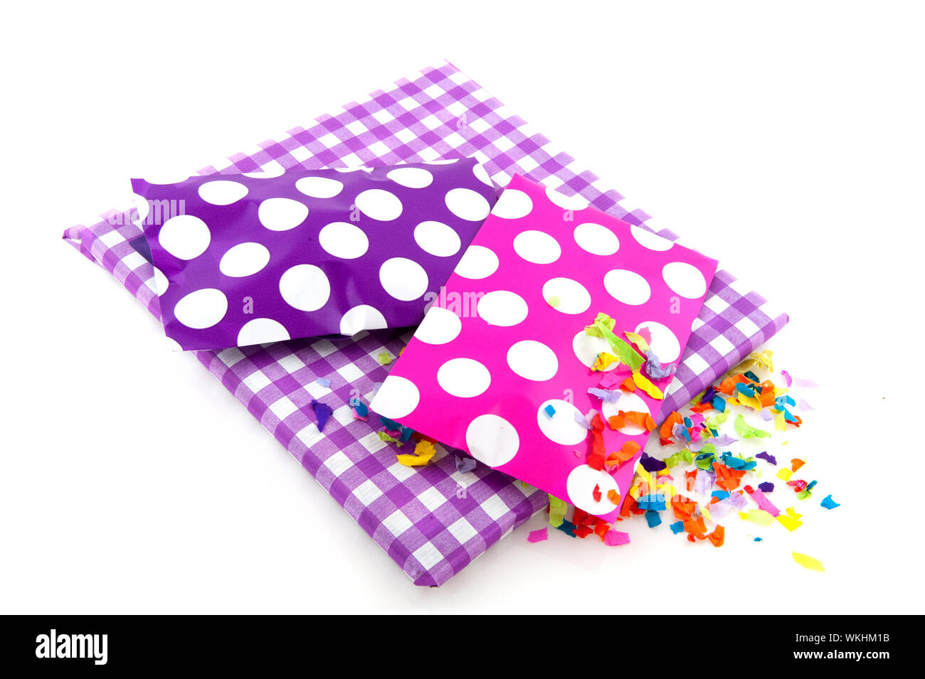 Geschenke für einen Geburtstag in lila mit Flecken und karierten Stockfoto