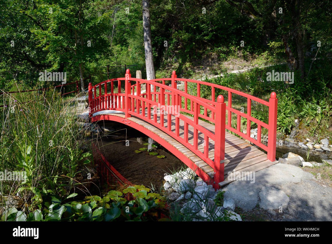 Rote Hölzerne japanische Brücke im Japanischen Garten von Kamaishi Musée Promenade Digne-les-Bains Alpes-de-Haute-Provence Provence Frankreich Stockfoto