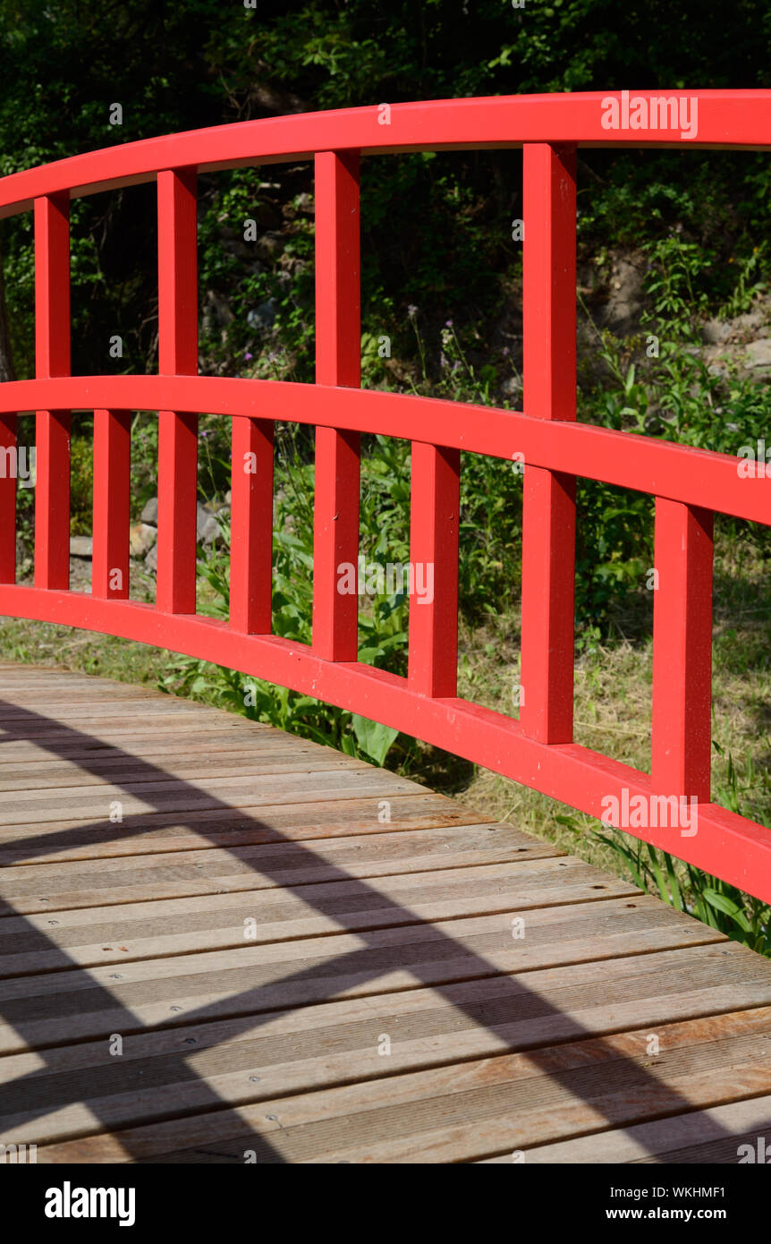 Balustrade Detail aus rotem Holz- japanische Brücke im Japanischen Garten von Kamaishi Musée Promenade Digne-les-Bains Alpes-de-Haute-Provence Provence Frankreich Stockfoto