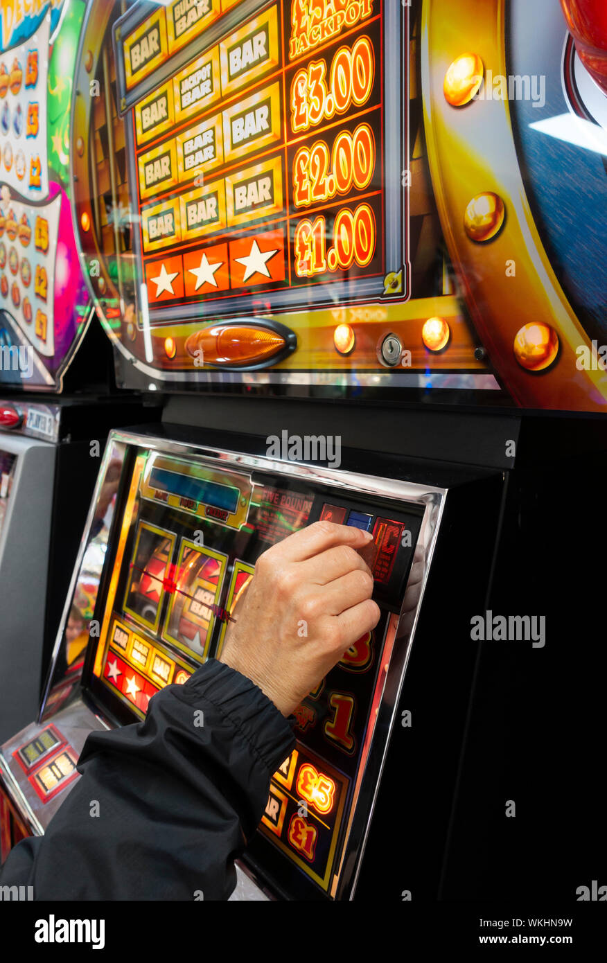 Frau Glücksspiele auf Spielautomaten. Stockfoto