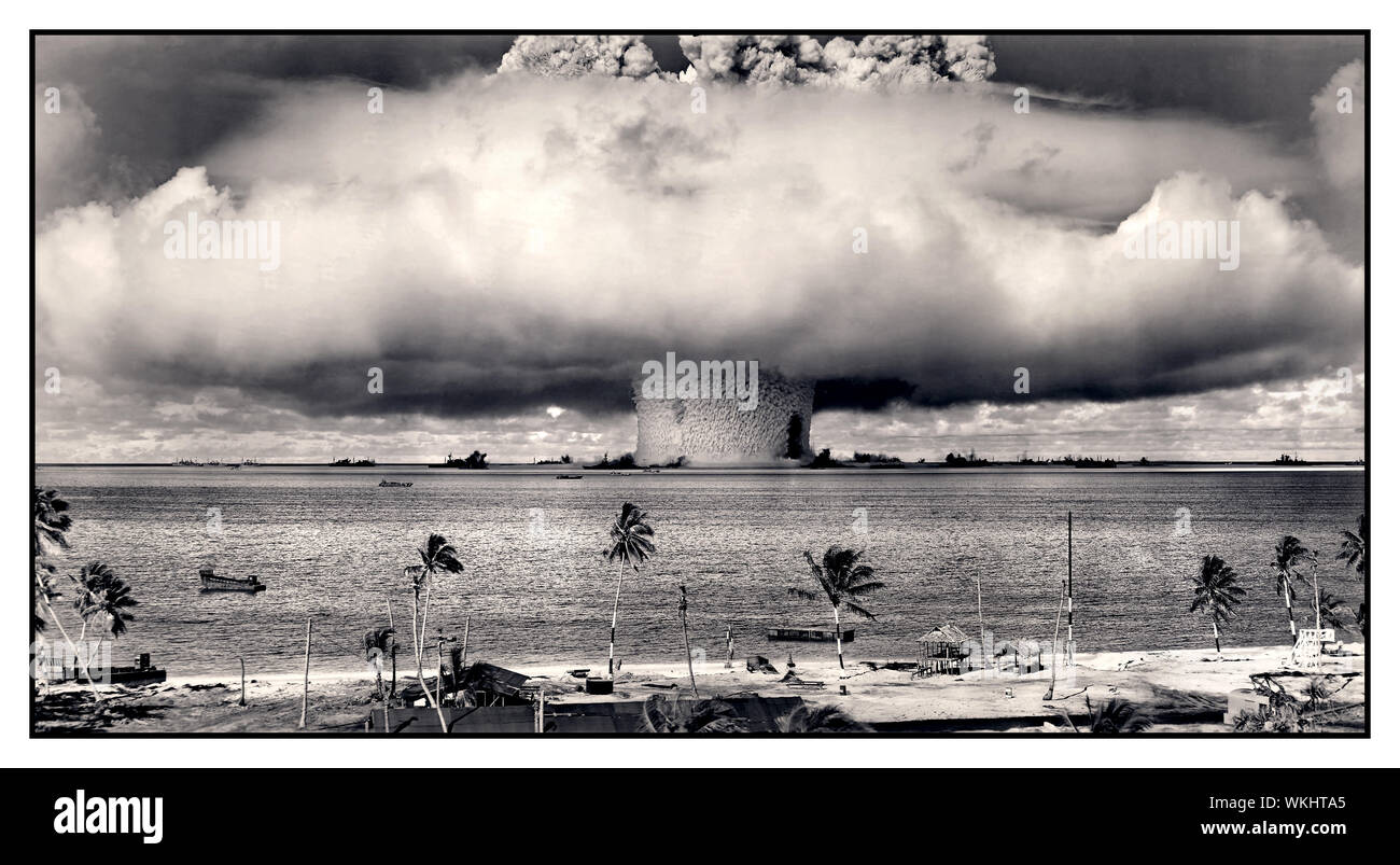 Bikini Atoll Jahrgang 1946 b&w Bild der Nachkriegszeit Bild von OPERATION CROSSROADS die Unterwasser' Baker' Kernwaffetest am 25. Juli 1946 im Nordosten der Lagune von Bikini Atoll. Von einem Turm auf Bikini Insel 5,6 km entfernt fotografiert. Foto: US Army. Stockfoto