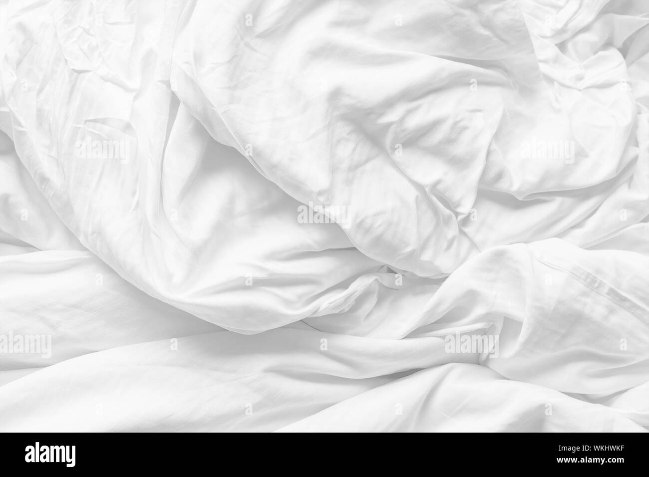 Weiche, weiße fabic Textur zerknittert Textur, Soft Focus weiße fabic von Bettwäsche Decke zerknittert verwenden Sie uns Hintergrund Stockfoto
