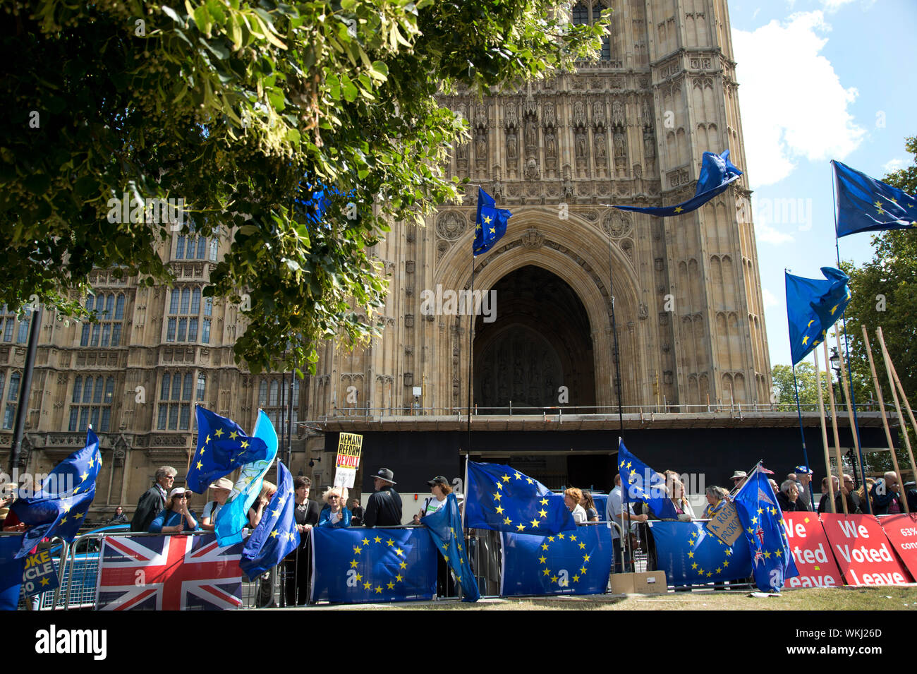 4. September 2019 das Parlament. Europäische Flaggen und Plakaten vor dem Parlament verlassen. Stockfoto